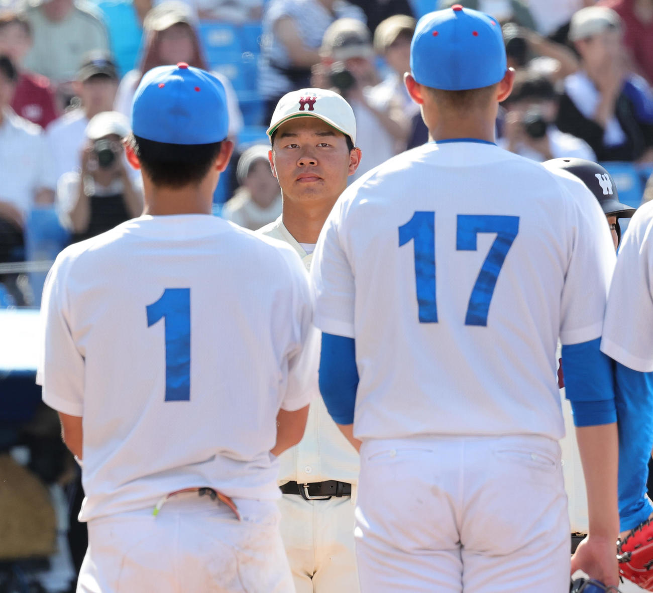 青学大対早大　準優勝に終わりあいさつする早大・印出主将（撮影・野上伸悟）