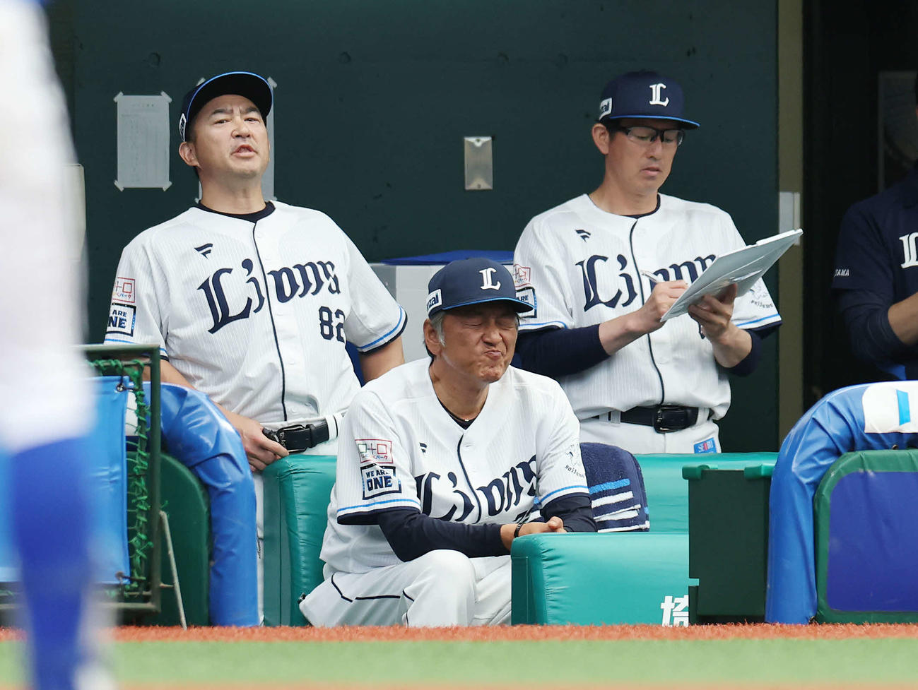 西武対DeNA　ベンチで険しい表情の西武渡辺GM兼監督代行（中央）（撮影・宮地輝）