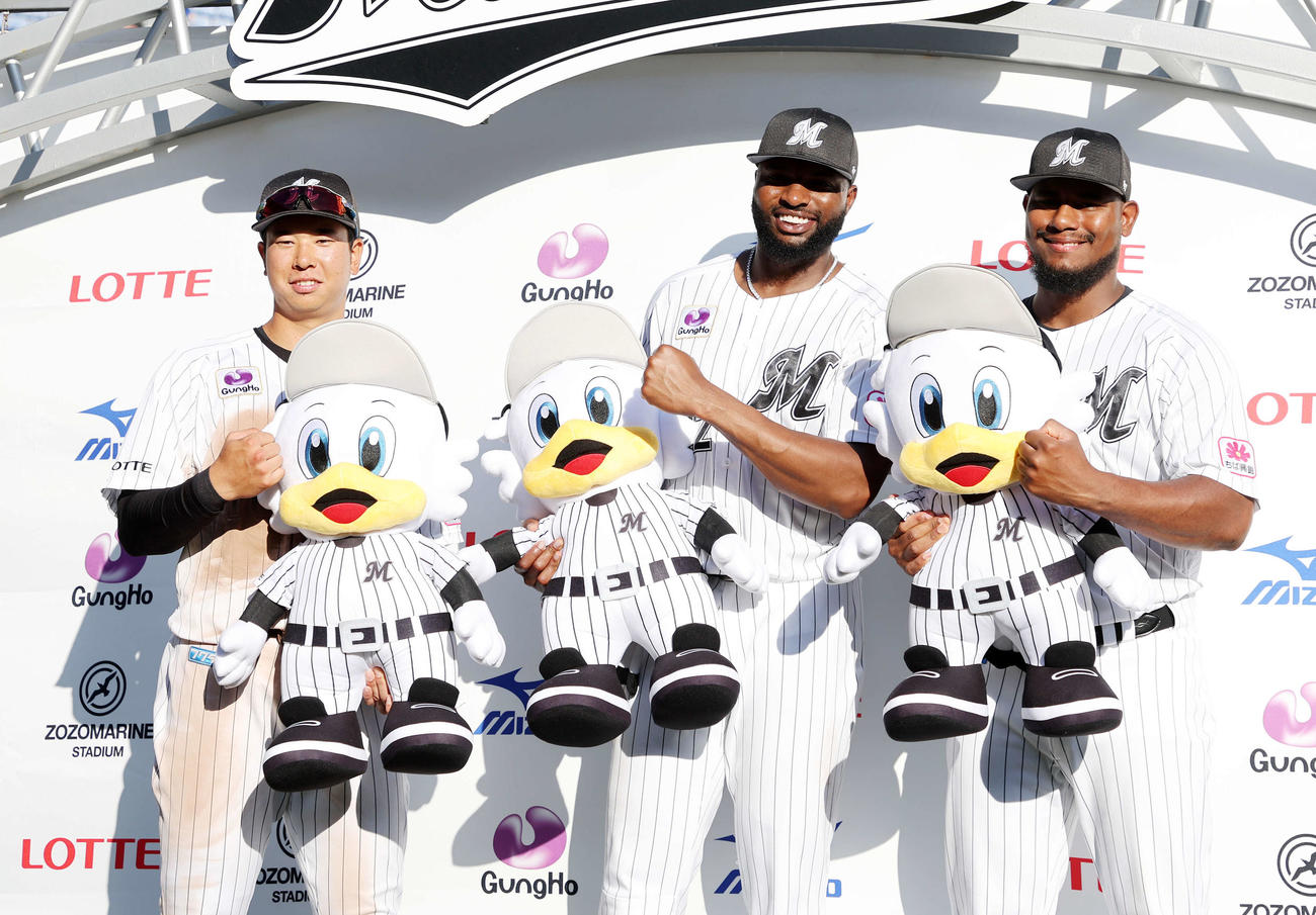 ロッテ対中日　勝利し笑顔を見せる、左からロッテ上田、ポランコ、メルセデス（撮影・鈴木正人）