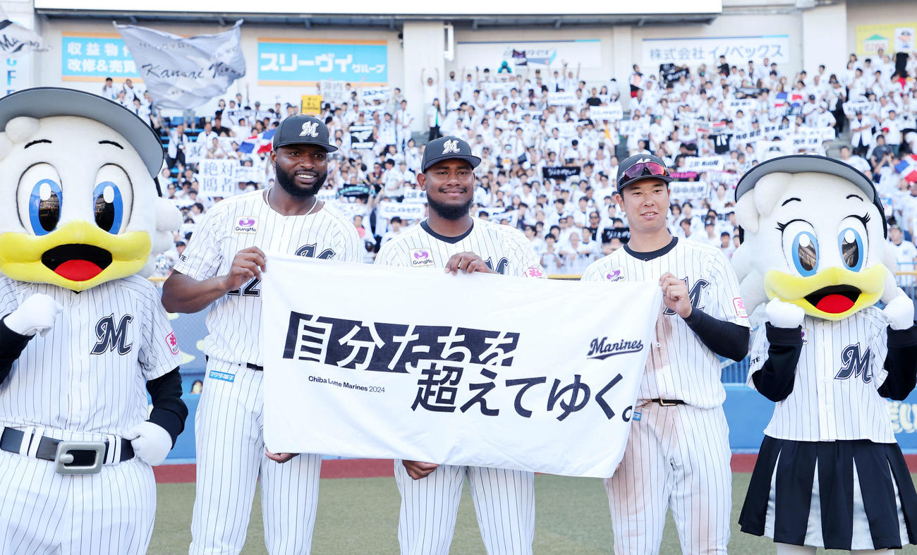 ロッテ対中日　勝利し笑顔を見せる、左からロッテポランコ、メルセデス、上田（撮影・鈴木正人）