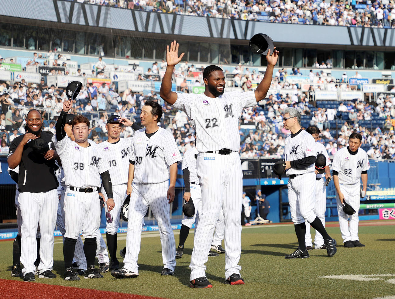 ロッテ対中日　勝利しファンに手を振るロッテポランコ（中央）（撮影・鈴木正人）