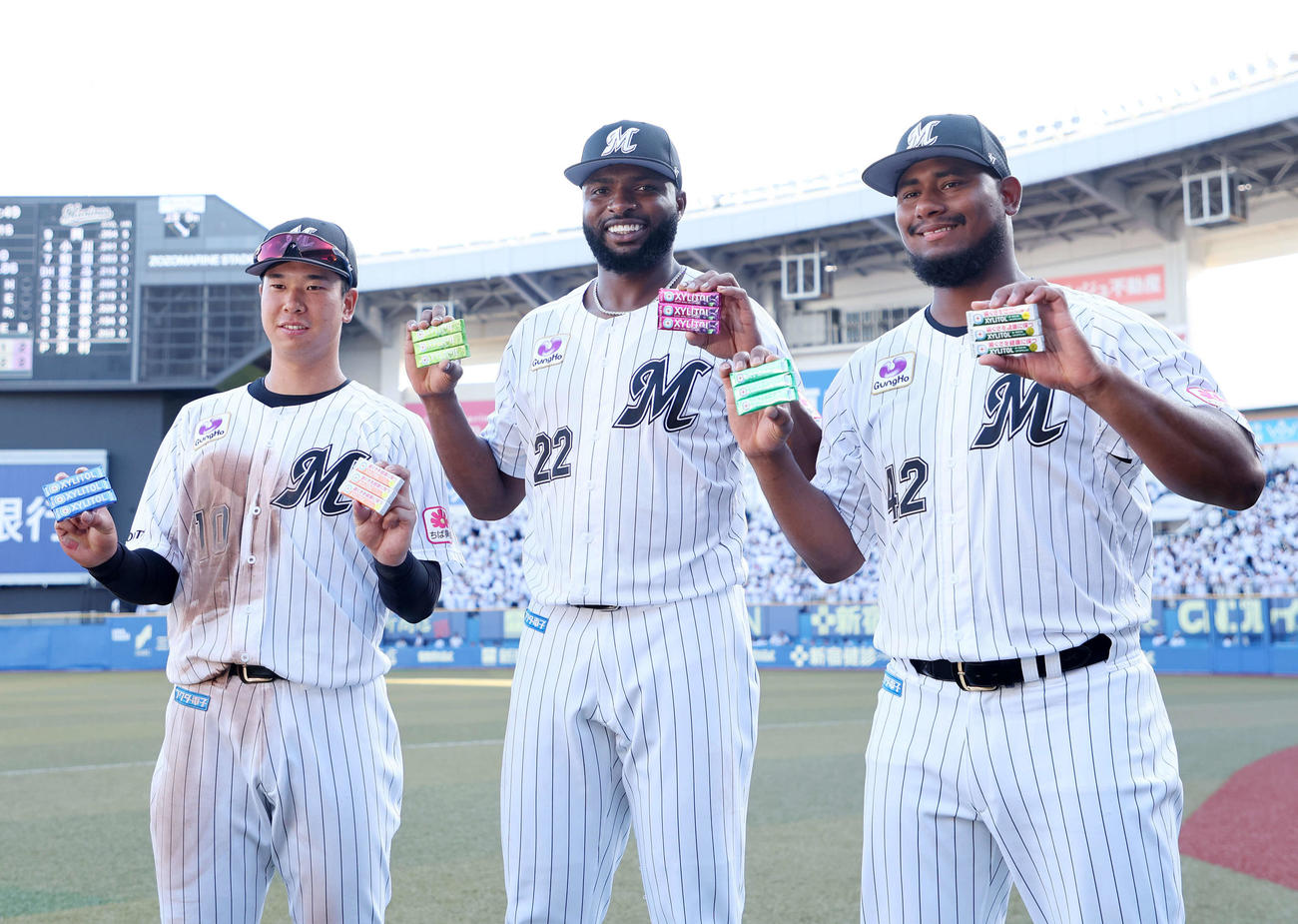 ロッテ対中日　勝利し笑顔を見せる、左からロッテ上田、ポランコ、メルセデス（撮影・鈴木正人）