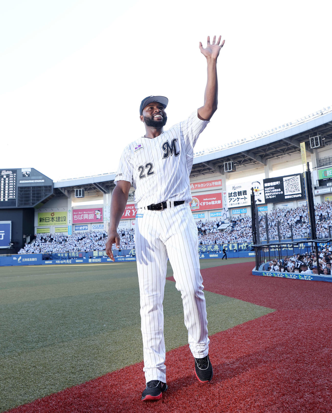 ロッテ対中日　勝利しファンに手を振り引き揚げるロッテポランコ（撮影・鈴木正人）