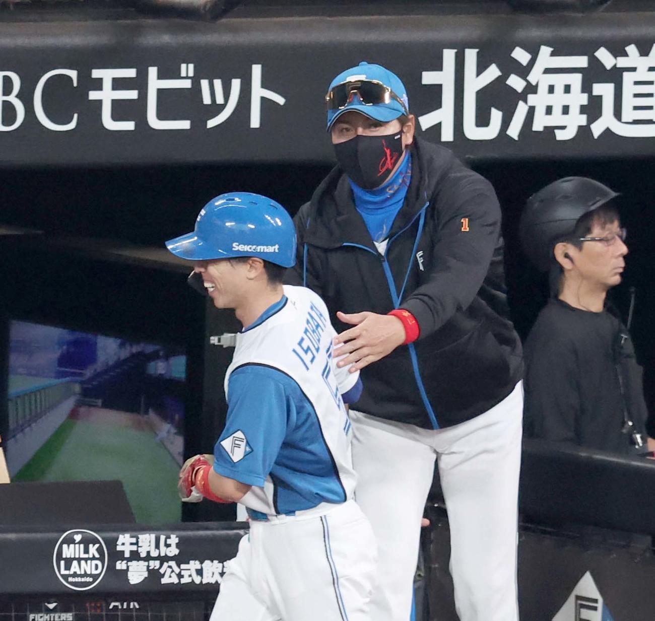 日本ハム対巨人　3回裏、生還した五十幡を出迎える新庄監督（撮影・黒川智章）