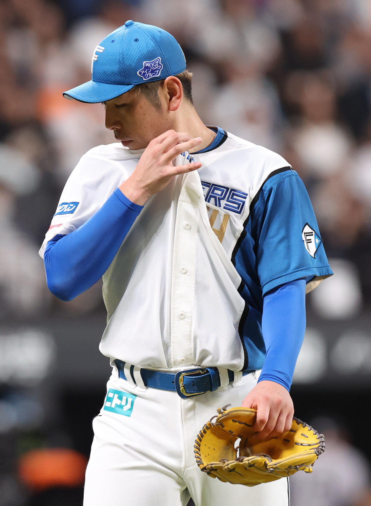 日本ハム対巨人　汗を拭いながらベンチに戻る日本ハム加藤貴（撮影・佐藤翔太）