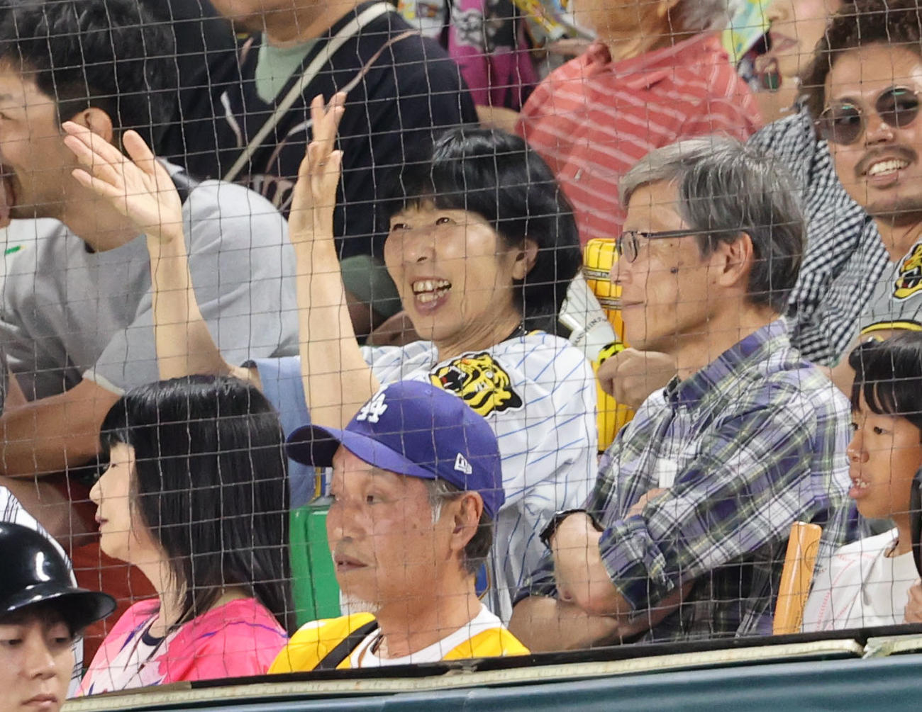 ソフトバンク対阪神　阪神才木を応援する母の久子さん（左）と父の昭義さん（撮影・梅根麻紀）