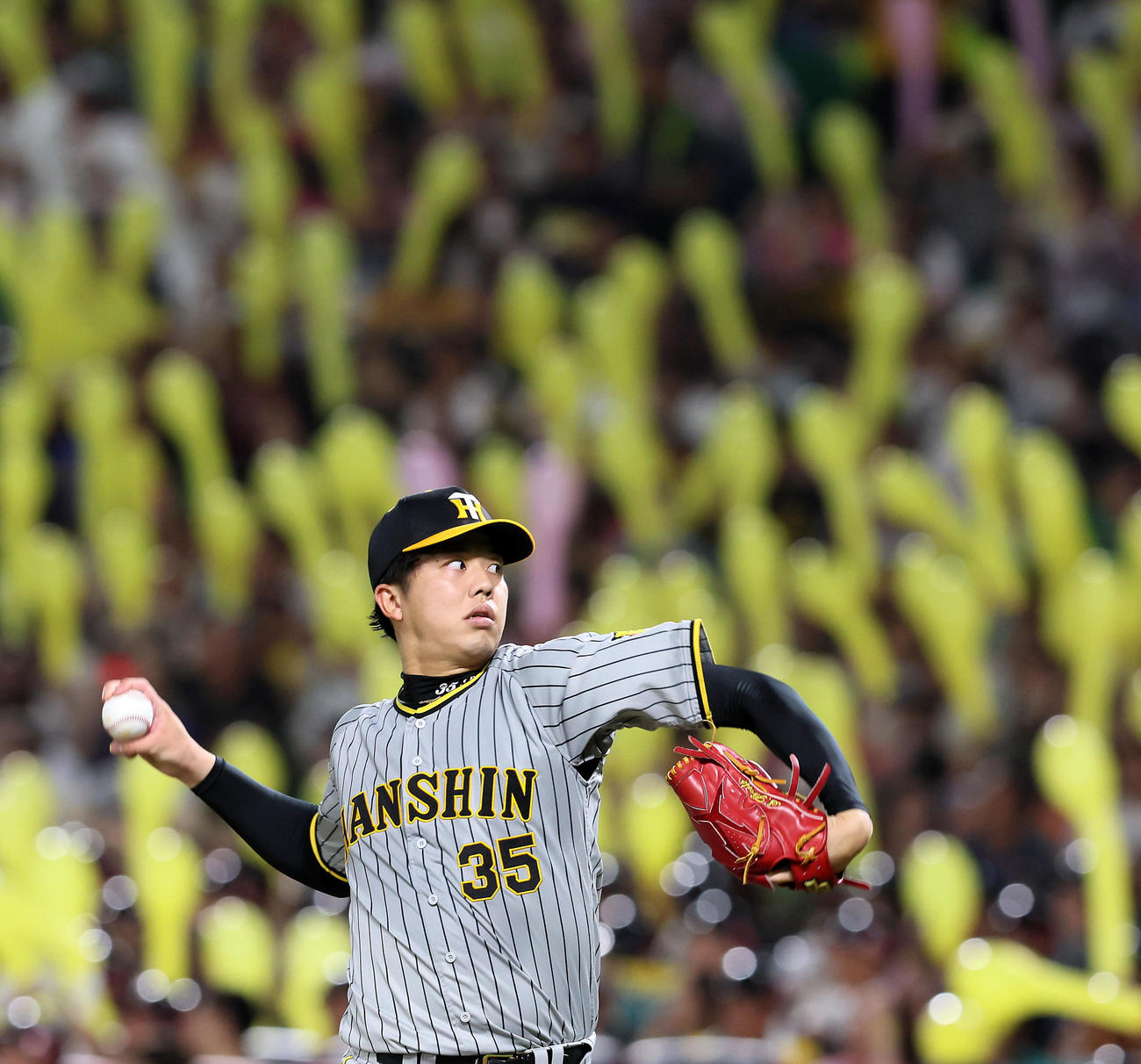 ソフトバンク対阪神　7回裏、黄色い風船を背にキャッチボールする才木（撮影・加藤哉）
