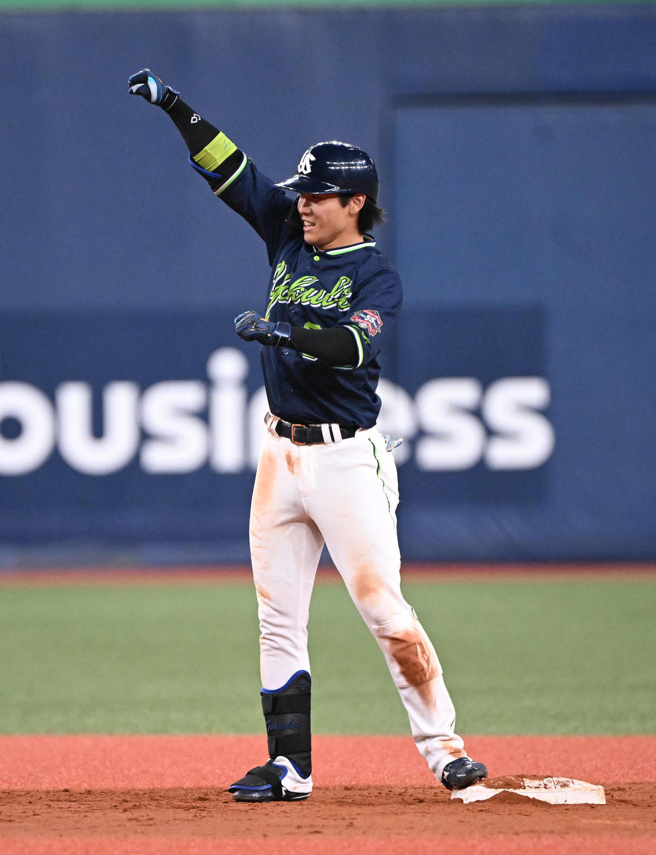 オリックス対ヤクルト　9回表ヤクルト2死二塁、右翼線に適時二塁打を放った武岡はポーズ（撮影・和賀正仁）
