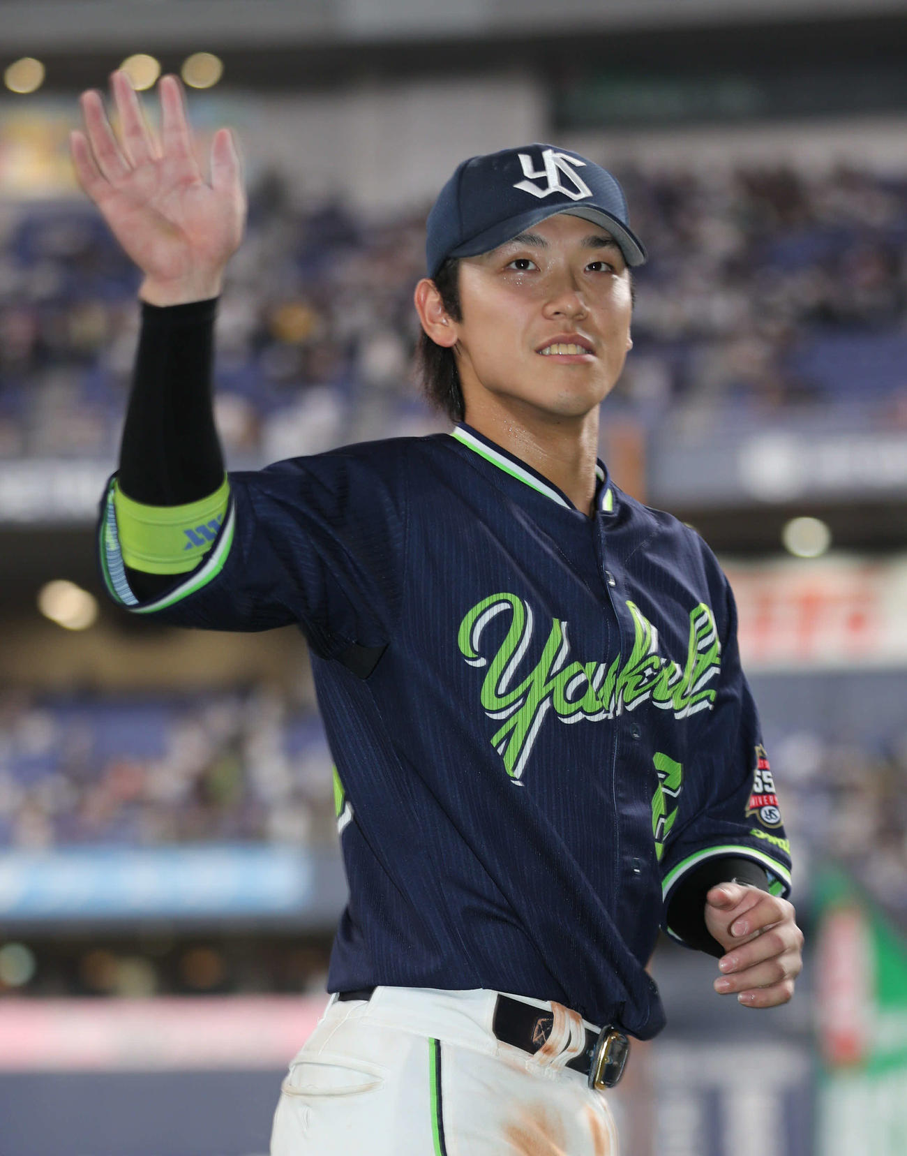 オリックス対ヤクルト　9回に決勝打を放ったヤクルト武岡はファンに手を振る（撮影・西尾就之）