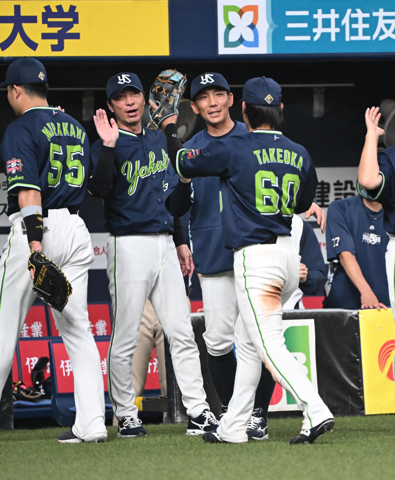オリックス対ヤクルト　オリックスに逆転勝ちし武岡（右）を迎える高津監督（撮影・和賀正仁）