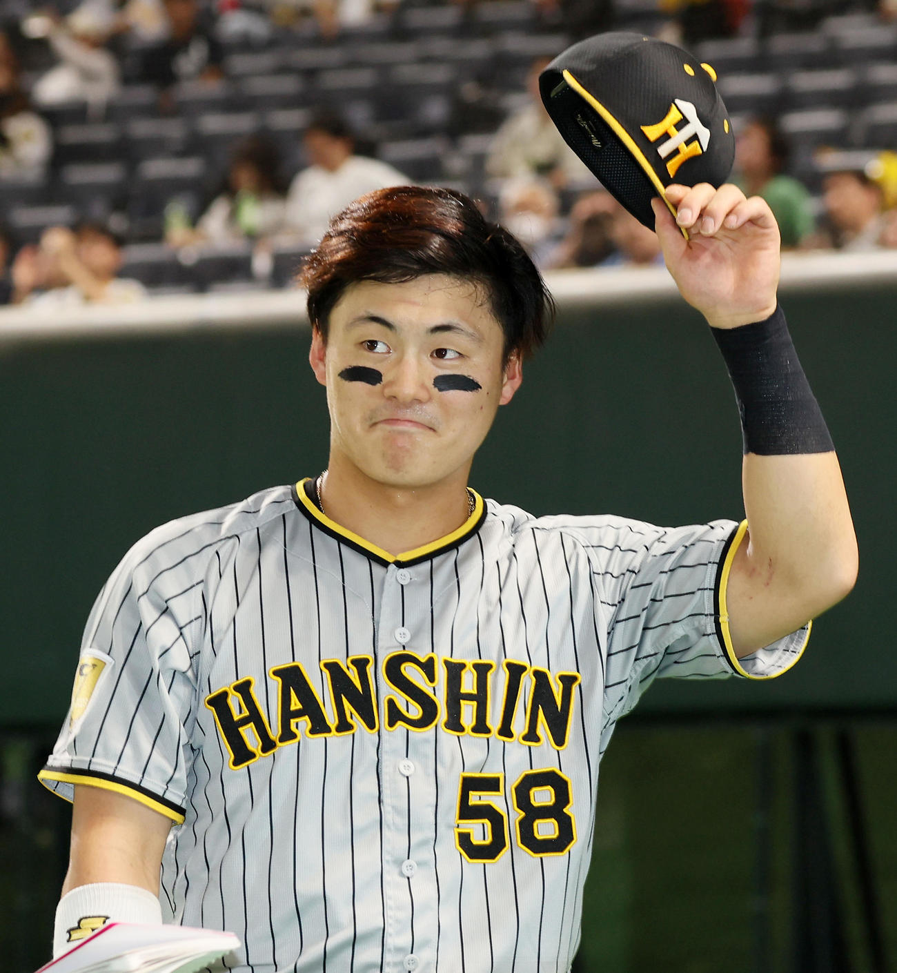 ソフトバンク対阪神　ヒーローインタビューを終えスタンドにあいさつする前川（撮影・加藤哉）