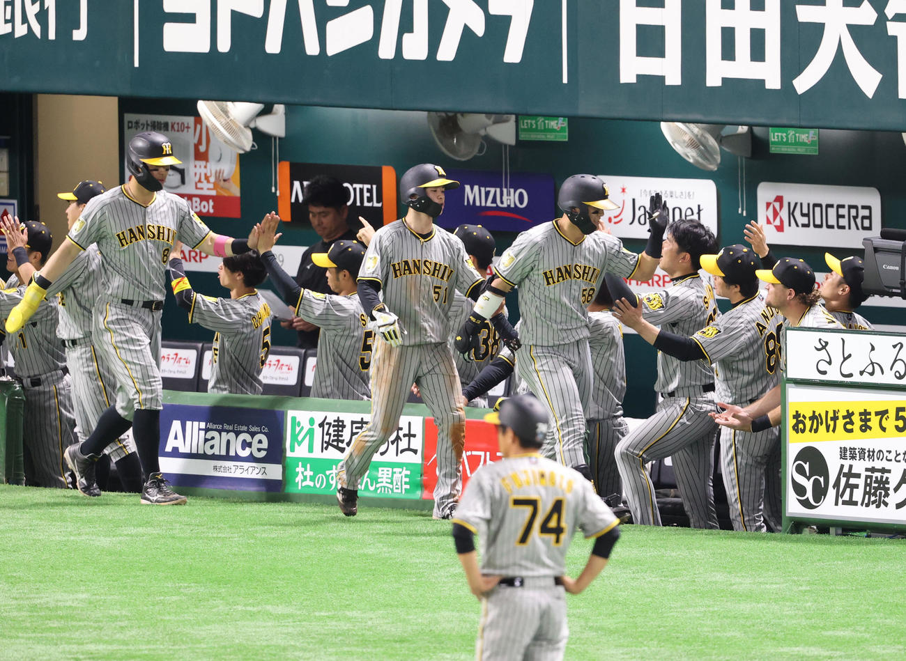 ソフトバンク対阪神　1回表阪神1死満塁、前川は右越えに先制となる満塁本塁打を放ちナインとハイタッチ（撮影・梅根麻紀）