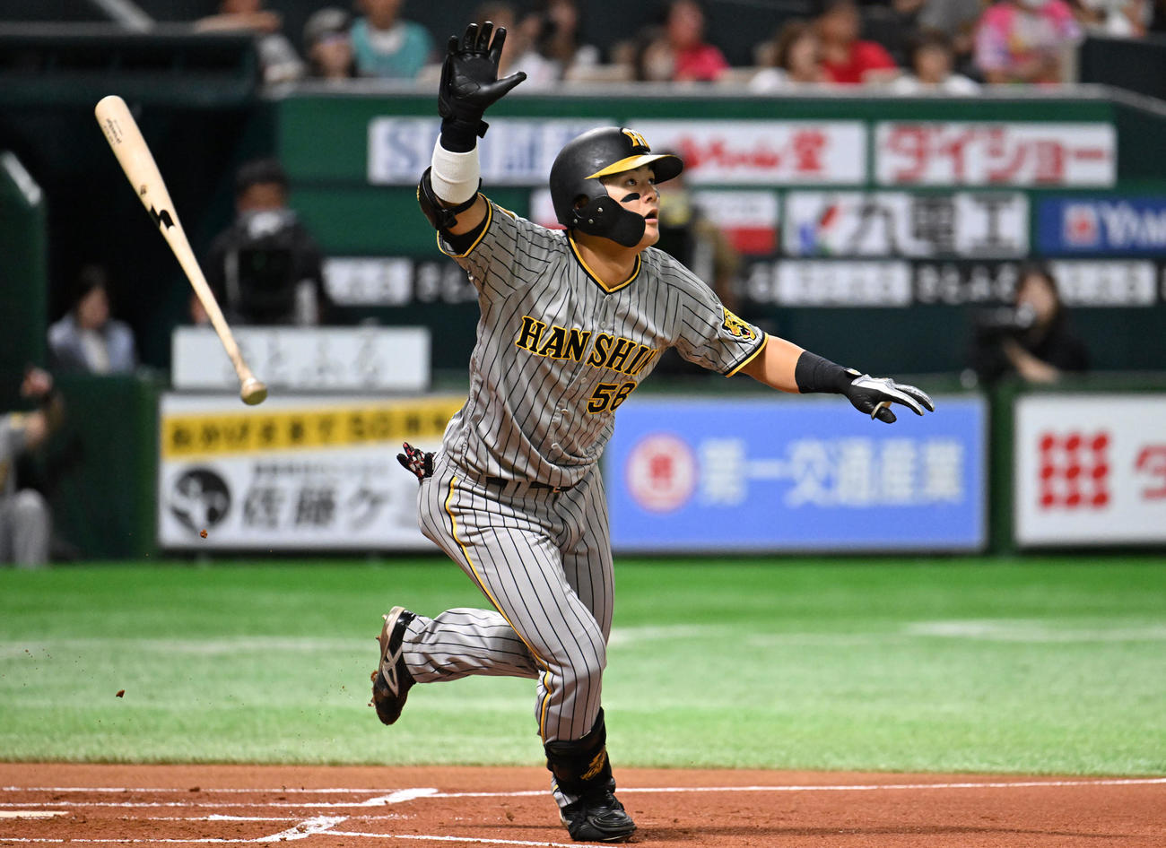 ソフトバンク対阪神　1回表阪神1死満塁、前川は右越えに満塁本塁打を放つ（撮影・林敢治）