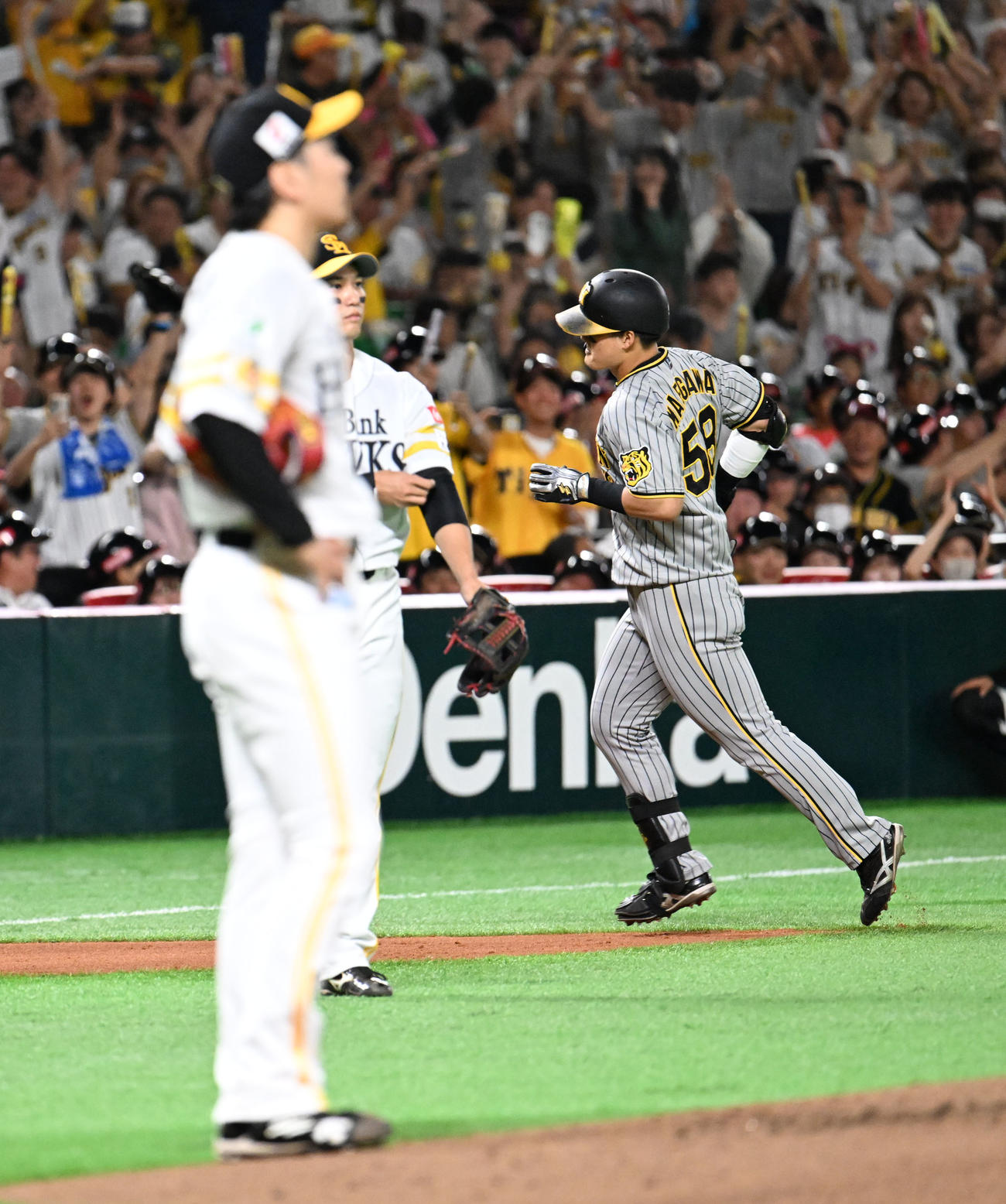ソフトバンク対阪神　1回表阪神1死満塁、前川は右越えに満塁本塁打を放つ（撮影・林敢治）
