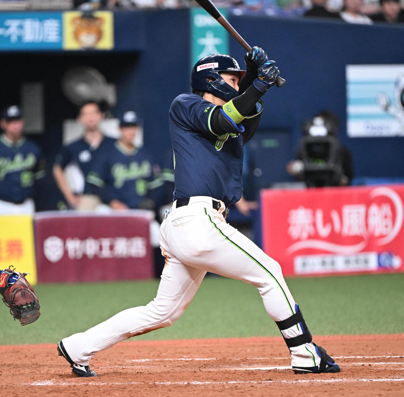 オリックス対ヤクルト　9回表ヤクルト2死二塁、右翼線に勝ち越し適時二塁打を放つ武岡（撮影・和賀正仁）