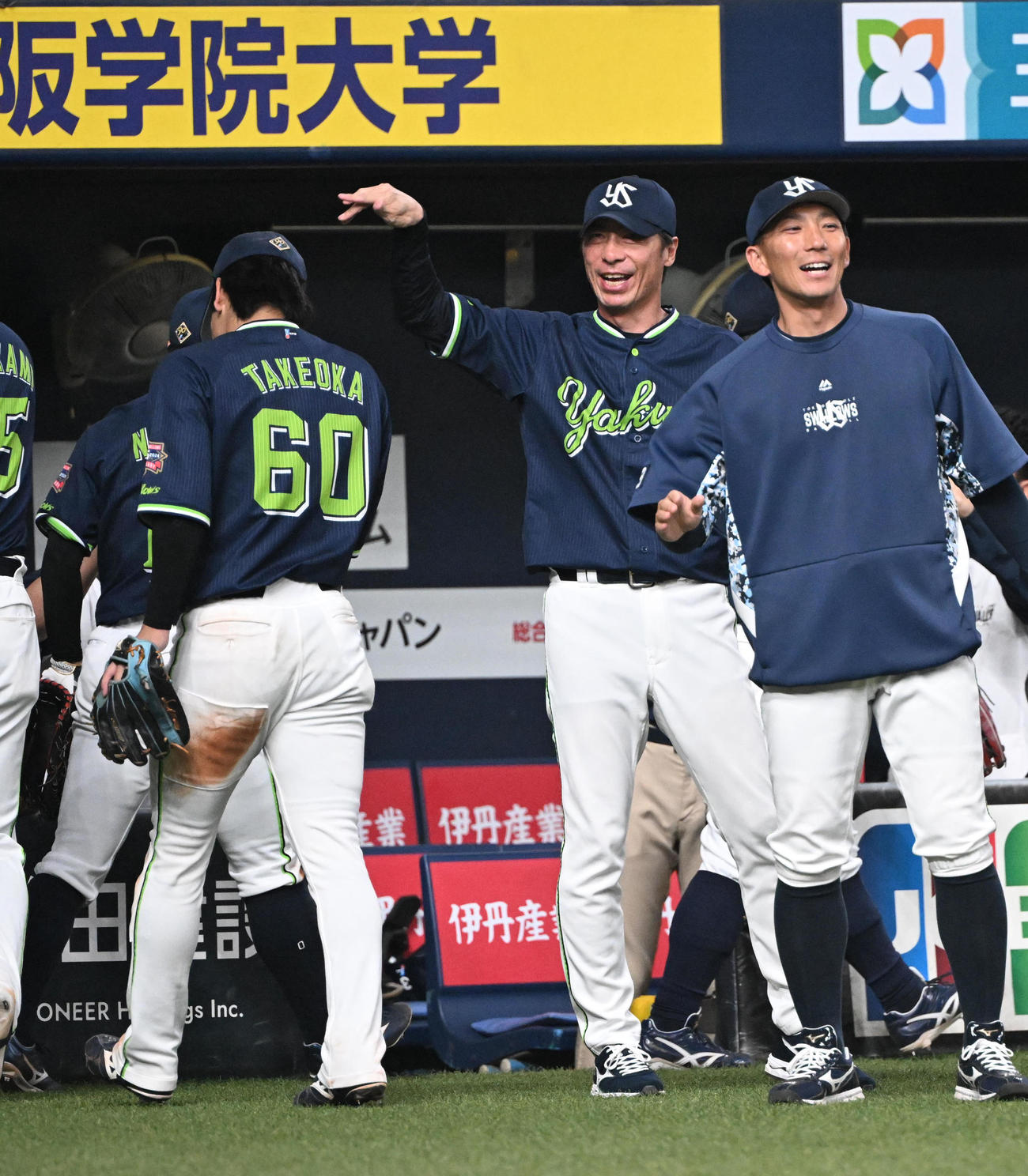 オリックス対ヤクルト　オリックスに逆転勝ちし武岡（左）を迎える高津監督（撮影・和賀正仁）