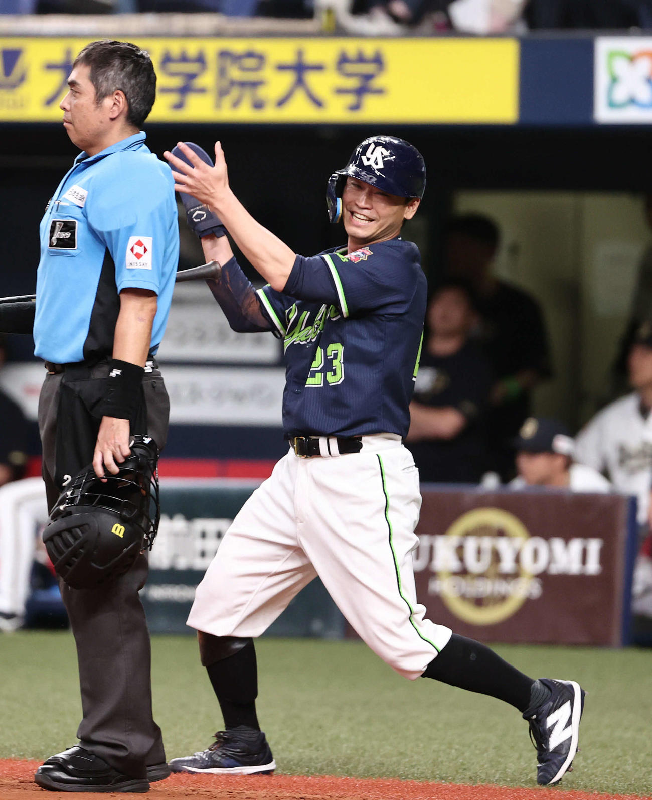 オリックス対ヤクルト　9回表ヤクルト2死二塁、武岡の適時二塁打で生還し笑顔の青木（撮影・西尾就之）