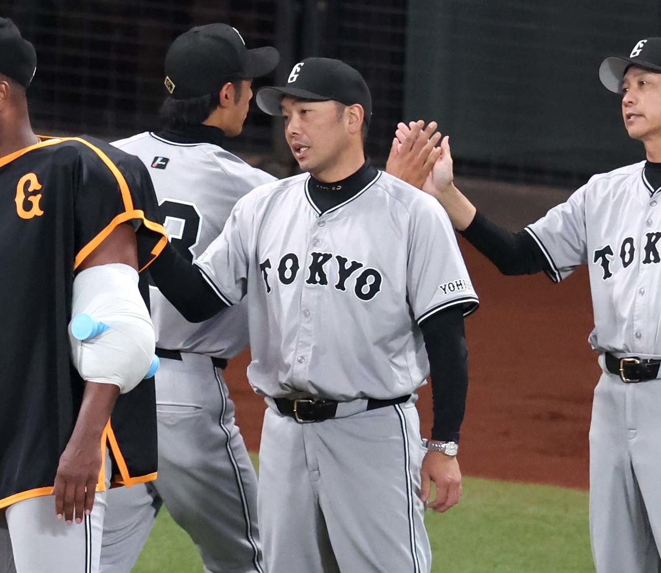 日本ハム対巨人　試合後、ナインを出迎える阿部監督（撮影・黒川智章）