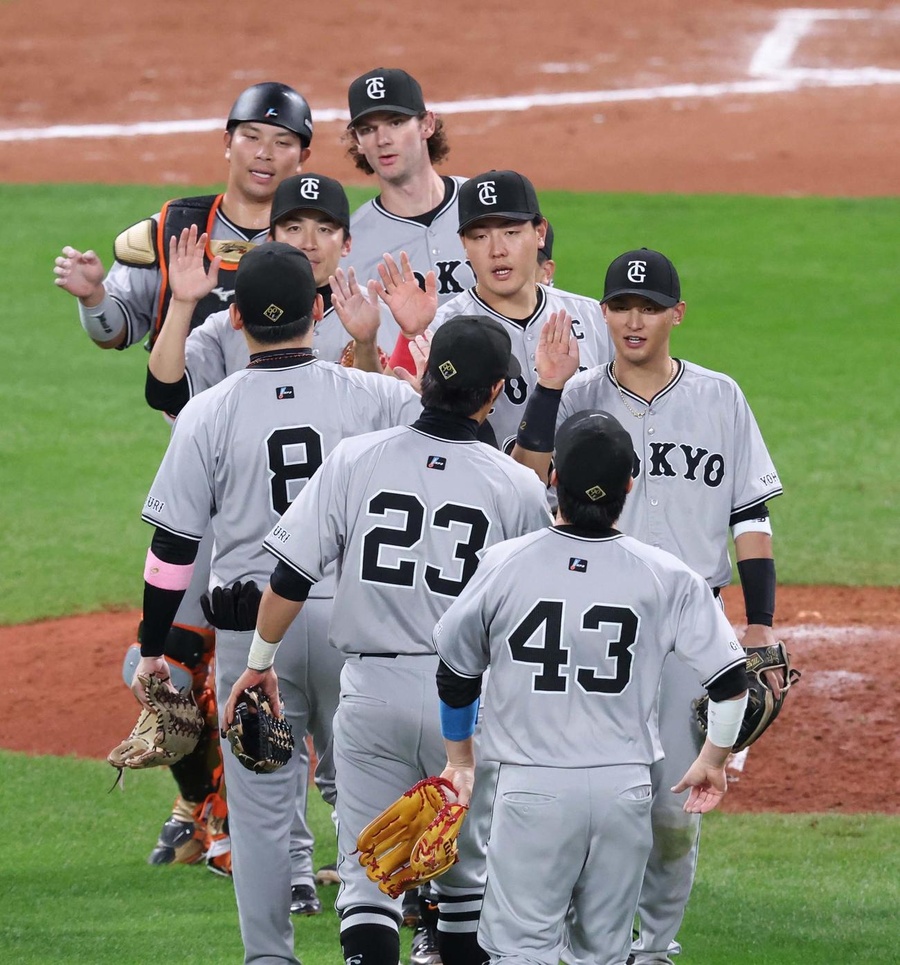 日本ハム対巨人　試合後、ハイタッチする巨人の選手たち（撮影・黒川智章）