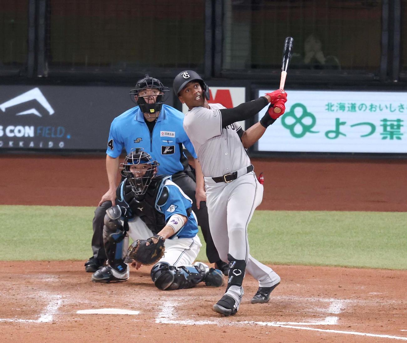 日本ハム対巨人　8回表巨人2死、左越え本塁打を放つヘルナンデス（撮影・黒川智章）