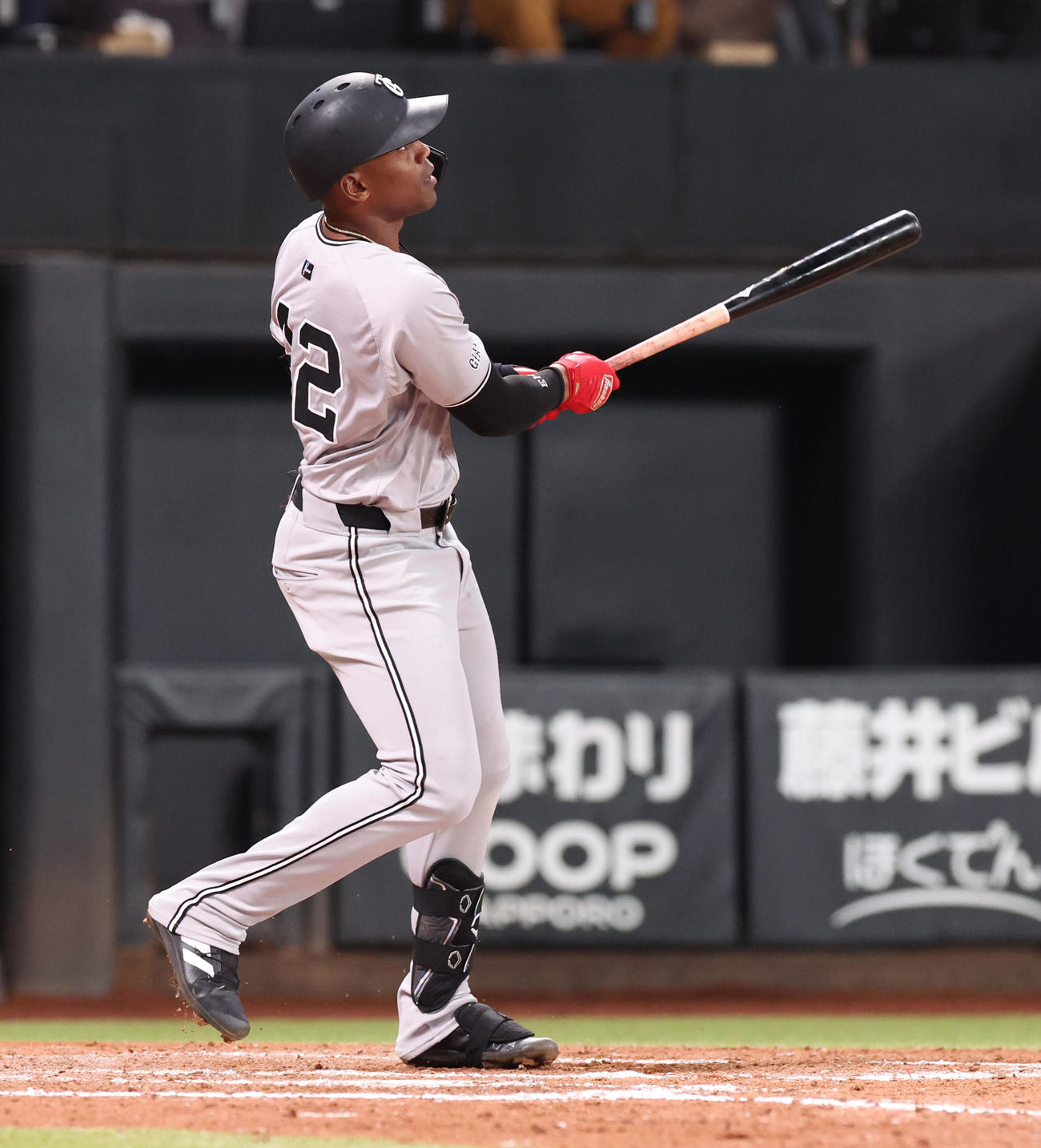 日本ハム対巨人　8回表巨人2死、ヘルナンデスは左越え本塁打を放つ（撮影・佐藤翔太）