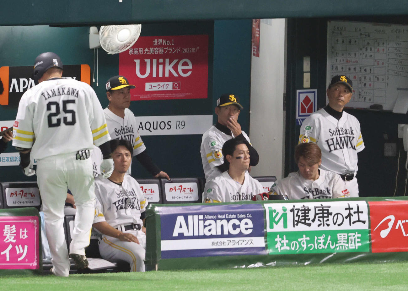 ソフトバンク対阪神　9回裏ソフトバンク1死、山川は遊ゴロに終わりベンチに引き揚げる、右は小久保監督（撮影・梅根麻紀）