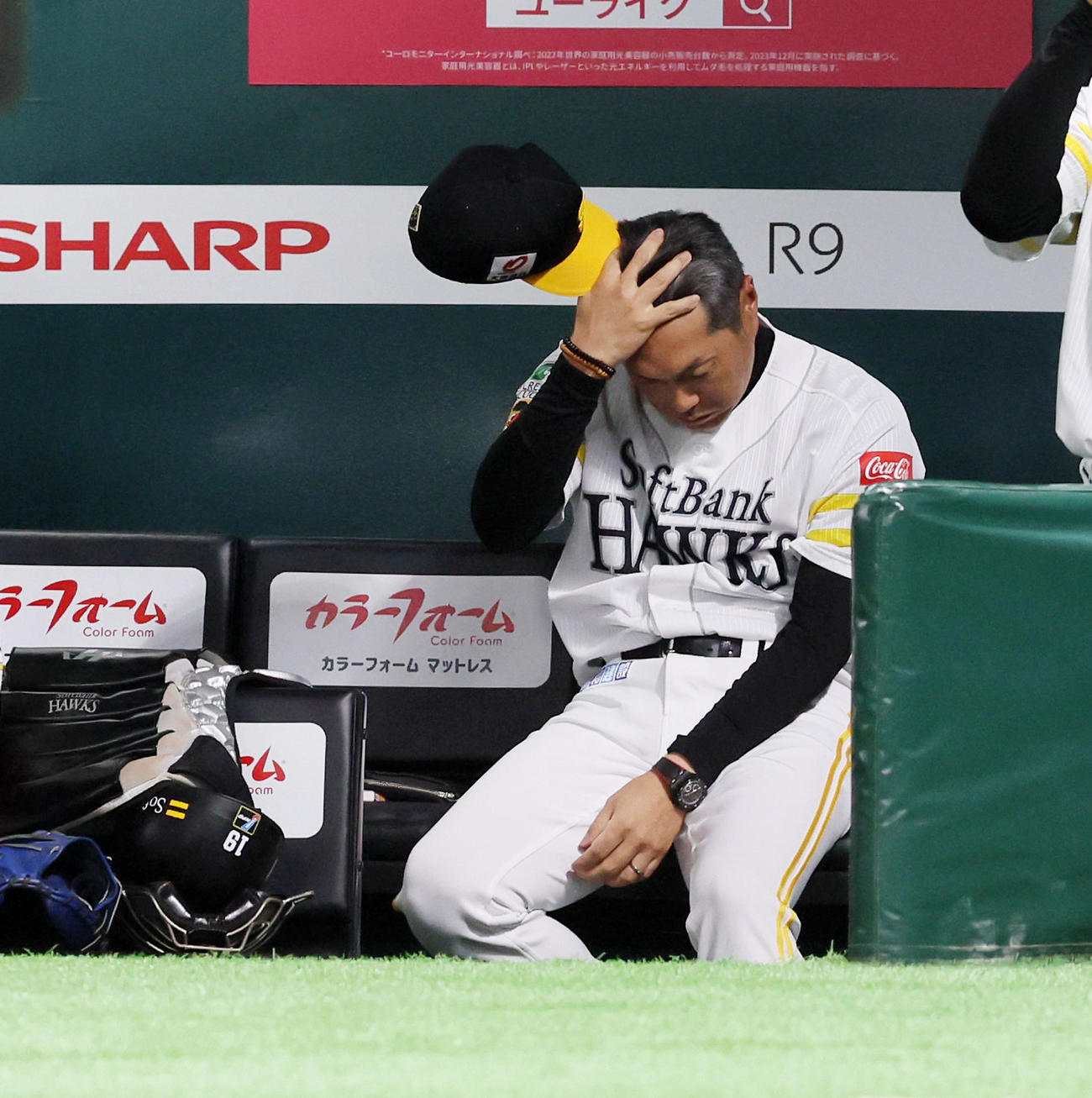 ソフトバンク対阪神　6回裏、ベンチで帽子を取る小久保監督（撮影・加藤哉）