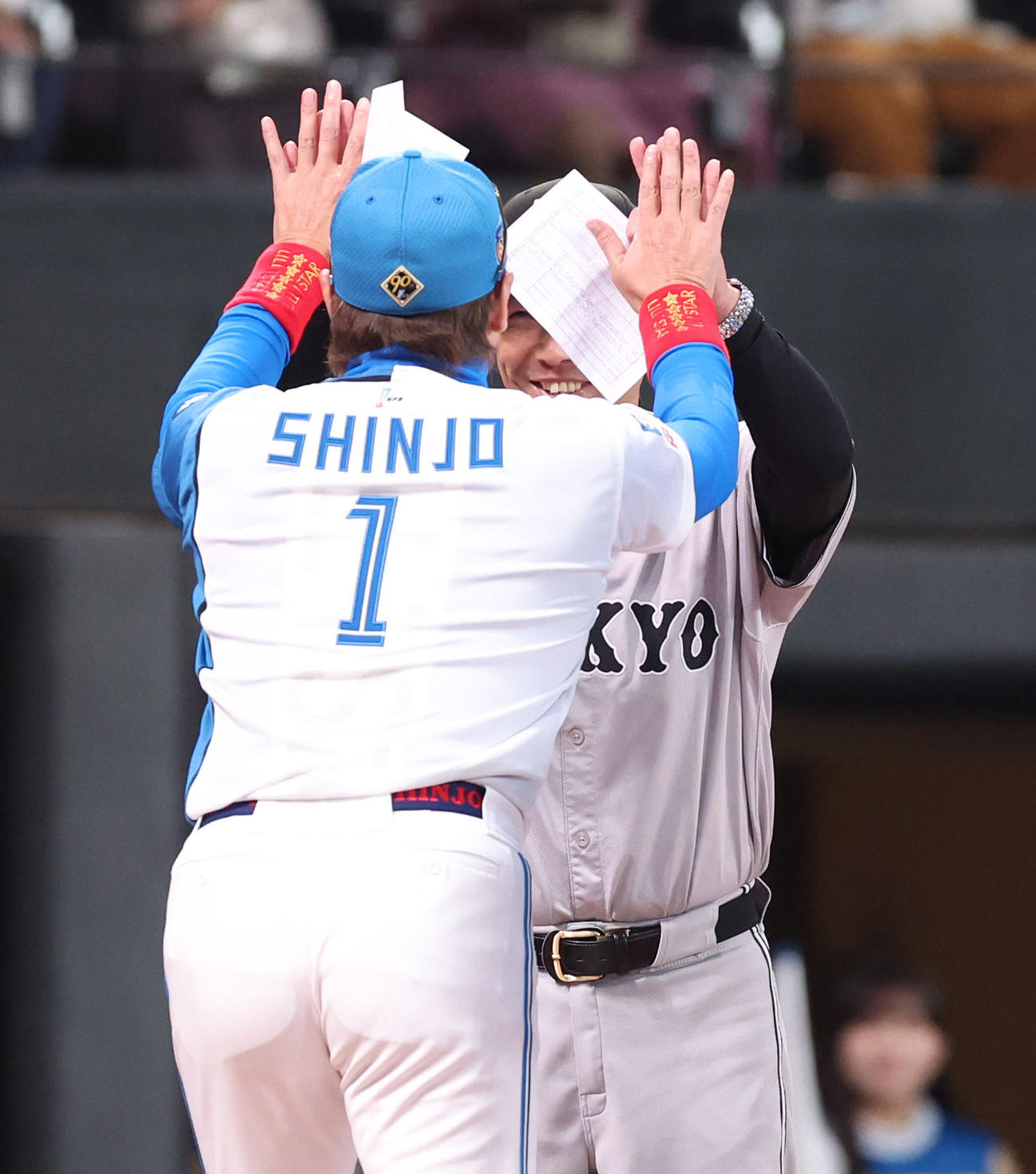 日本ハム対巨人　試合前、メンバー表を交換し両手でハイタッチする日本ハム新庄監督（左）と巨人阿部監督（撮影・佐藤翔太）