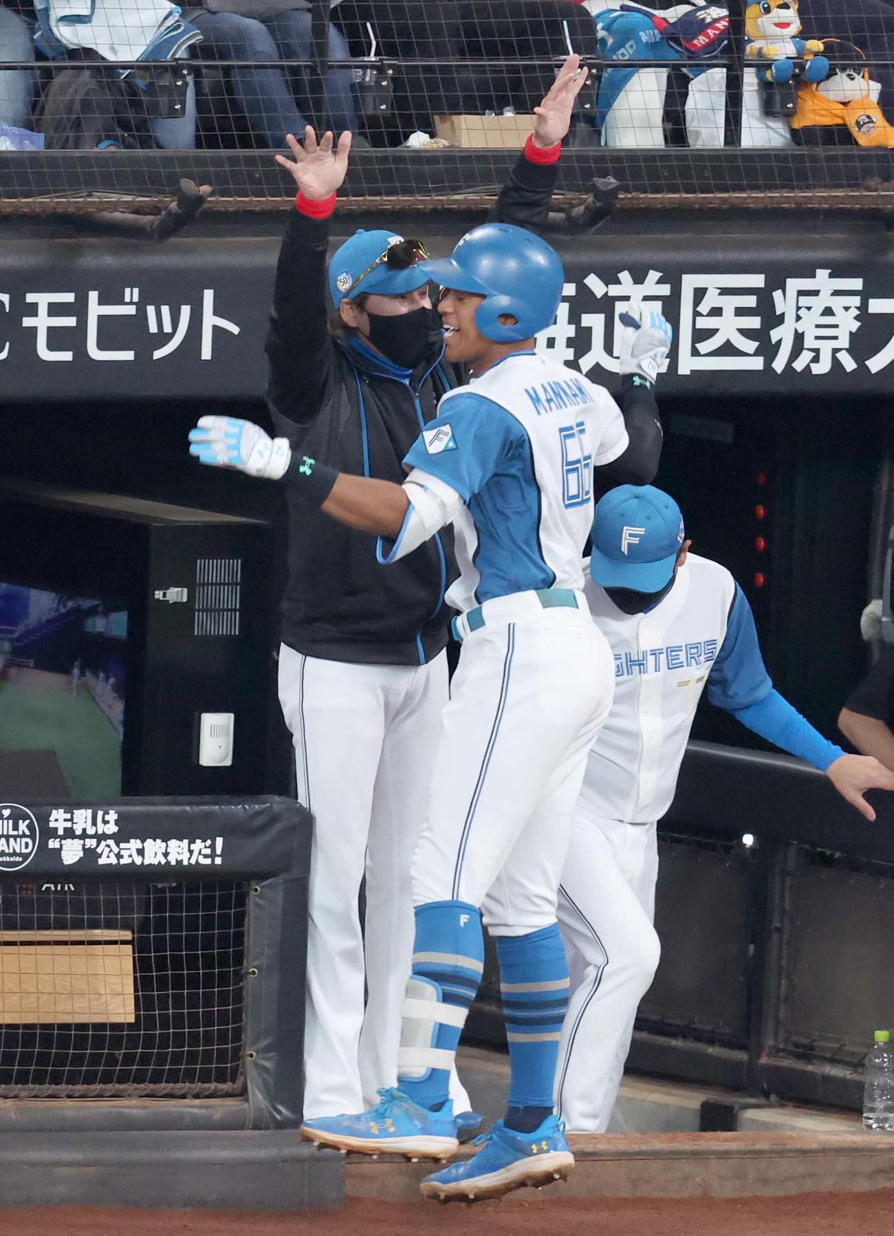 日本ハム対巨人　6回裏、本塁打を放った万波を出迎える新庄監督（撮影・黒川智章）