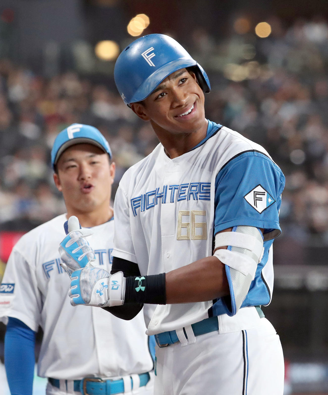 日本ハム対巨人　6回裏日本ハム1死、万波は右越え本塁打を放ちポーズをとる（撮影・佐藤翔太）