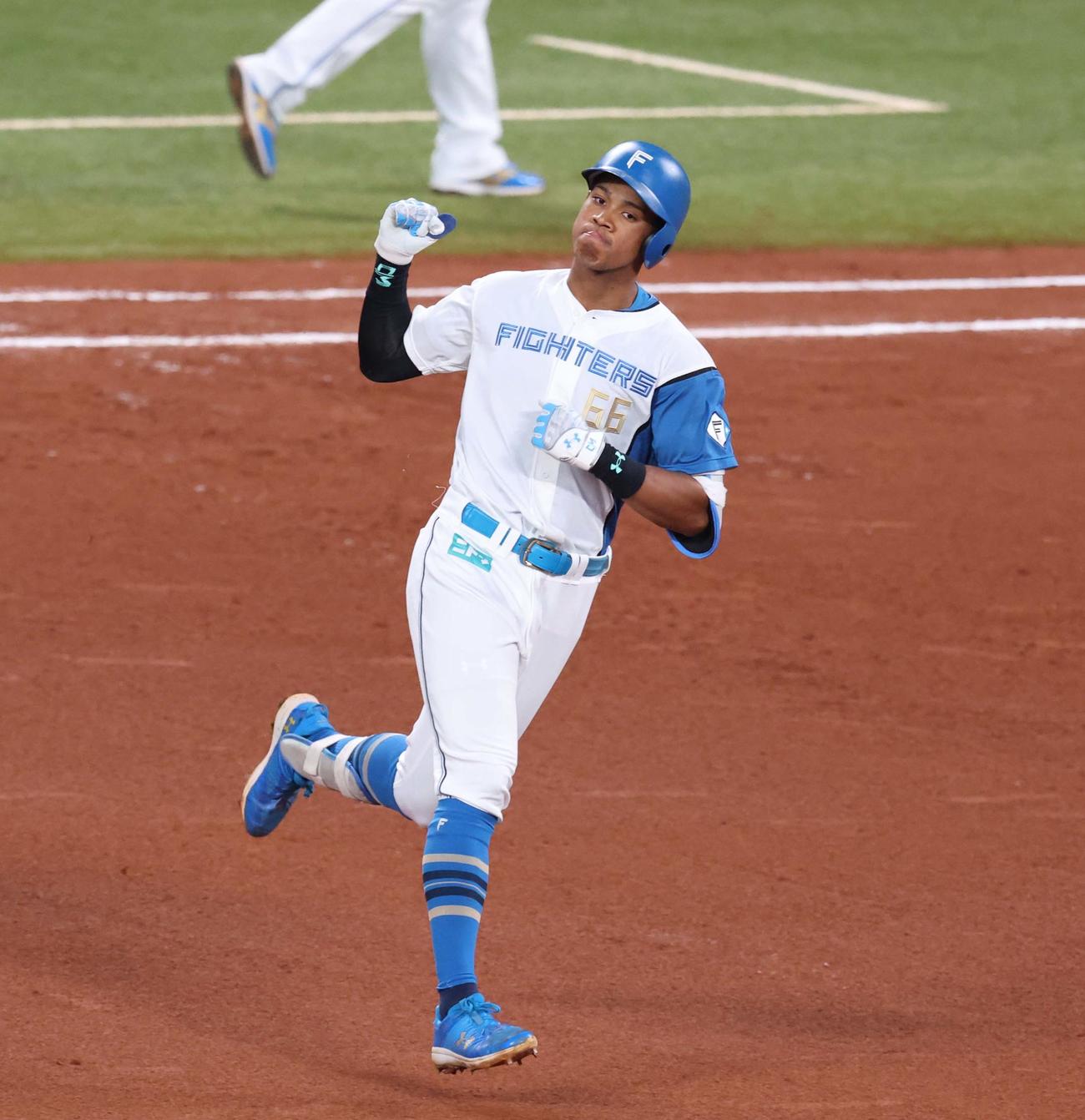 日本ハム対巨人　6回裏日本ハム1死、右越え本塁打を放ちガッツポーズの万波（撮影・黒川智章）