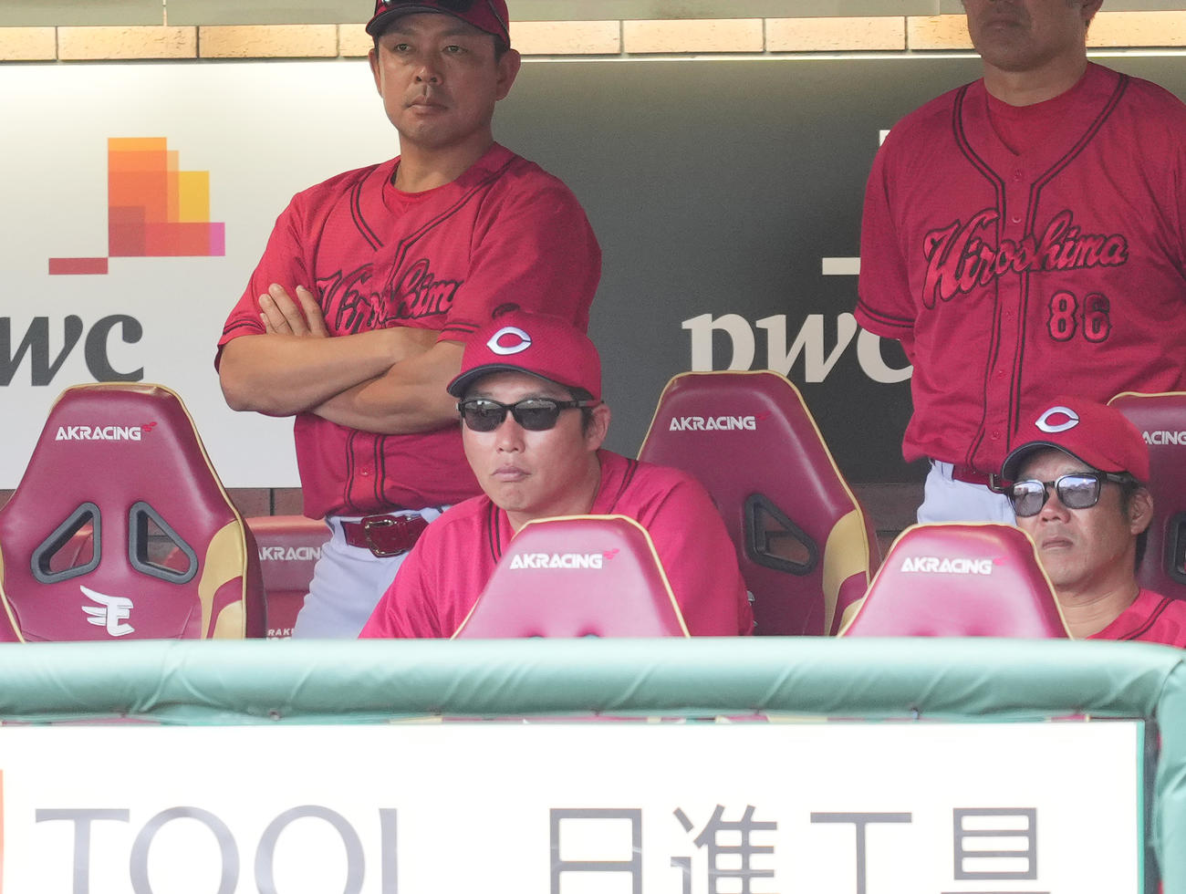 楽天対広島　6回、浮かない表情で試合を見守る広島新井監督（前列左）（撮影・菅敏）