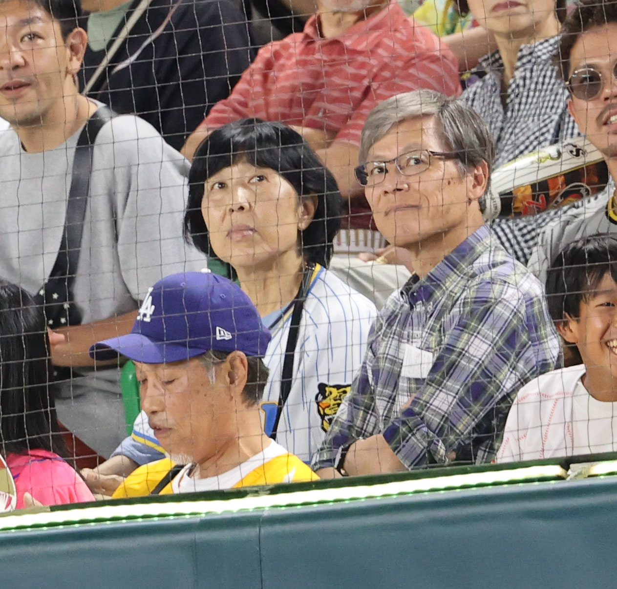 ソフトバンク対阪神　才木の両親、母・久子さんと父・昭義さん（撮影・梅根麻紀）