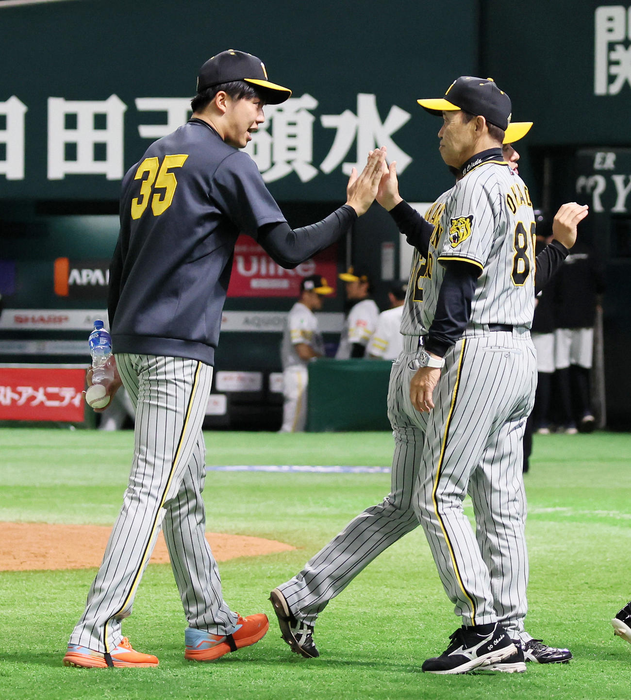 ソフトバンク対阪神　ソフトバンクに勝利し才木（左）とタッチする岡田監督（撮影・加藤哉）