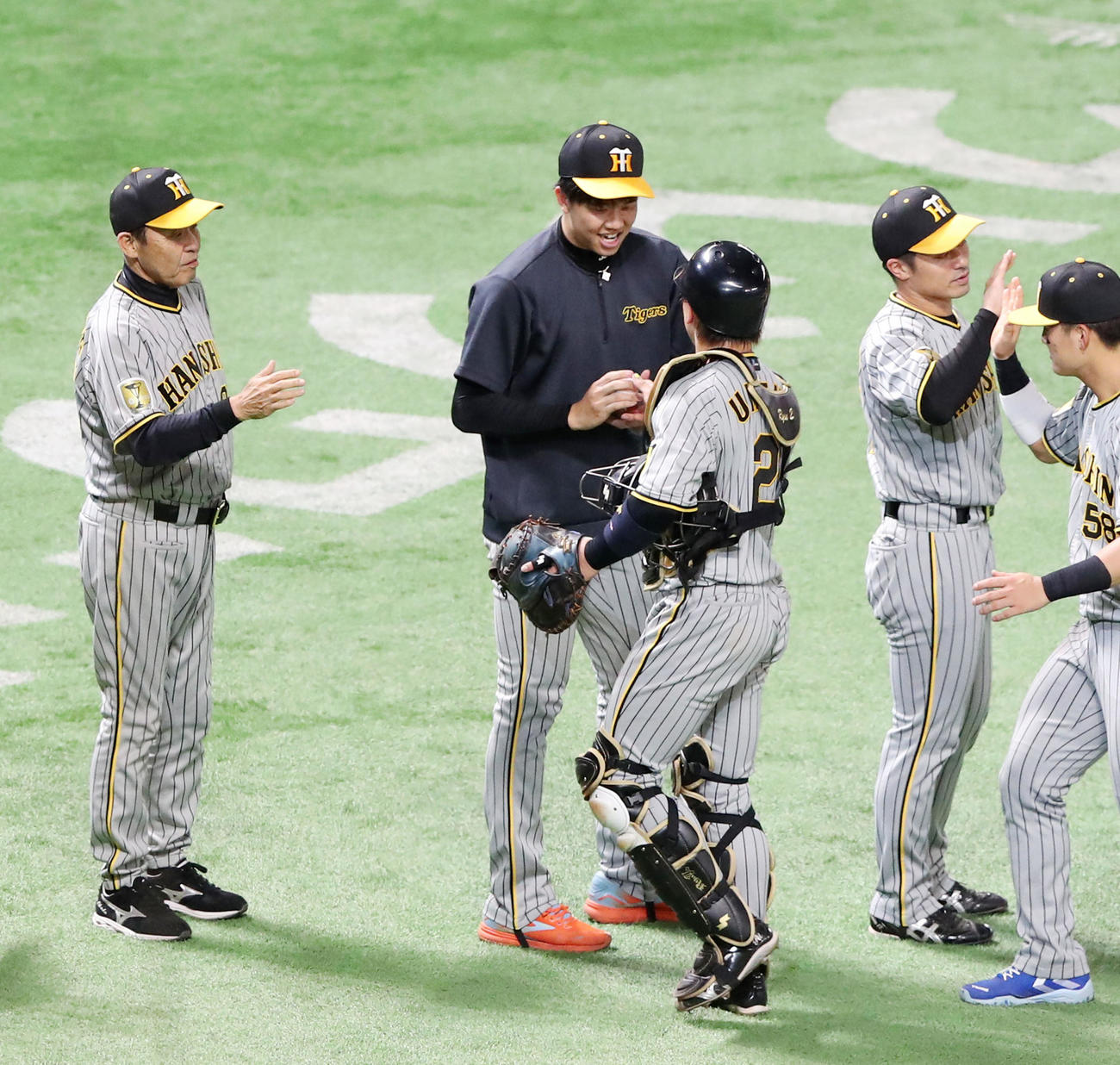 ソフトバンク対阪神　ソフトバンクに勝利し梅野（中央右）からウイニングボールを手渡される才木。左は岡田監督（撮影・鬼束羽瑠菜）
