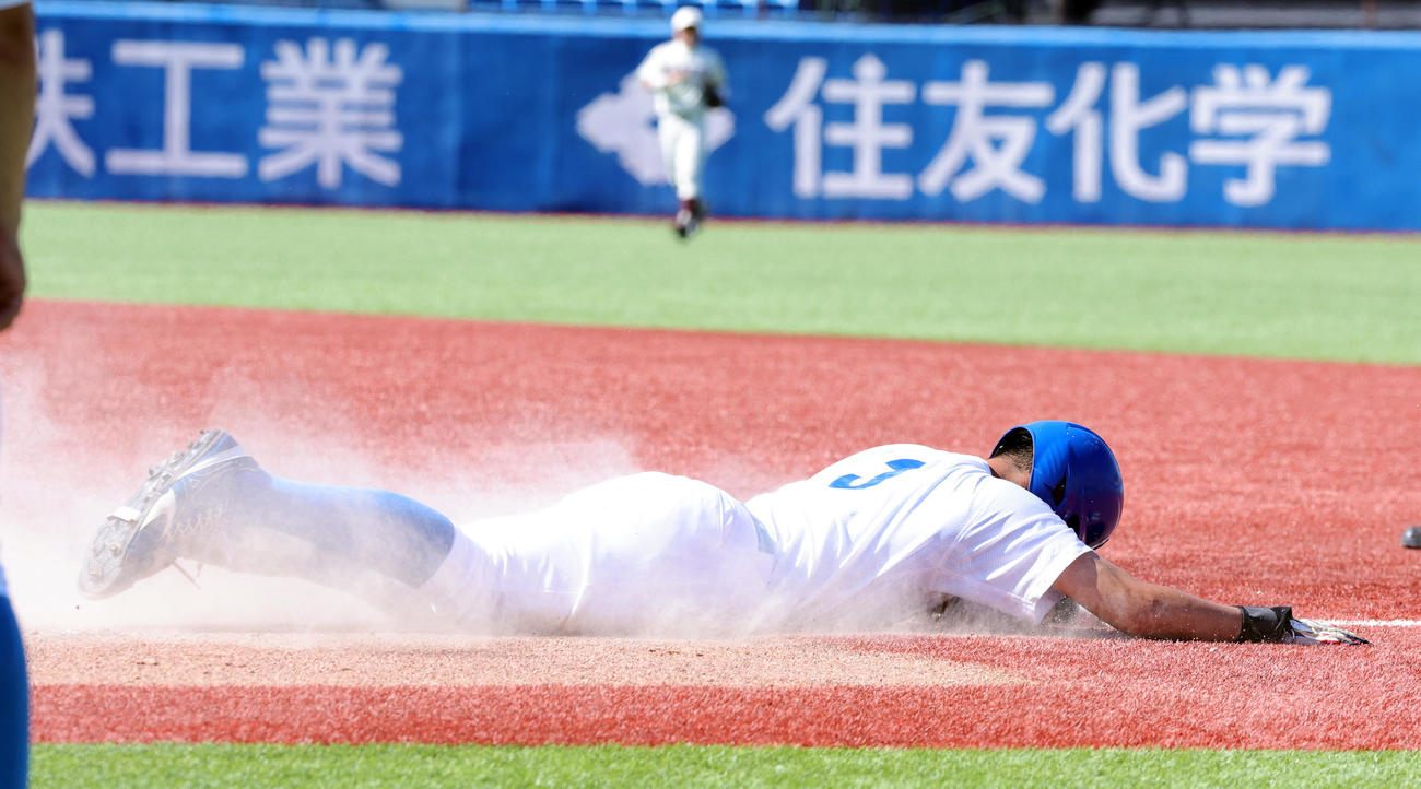 青学大対早大　8回表青学大無死一塁、遊ゴロで併殺を逃れようとヘッドスライディングする西川（撮影・野上伸悟）