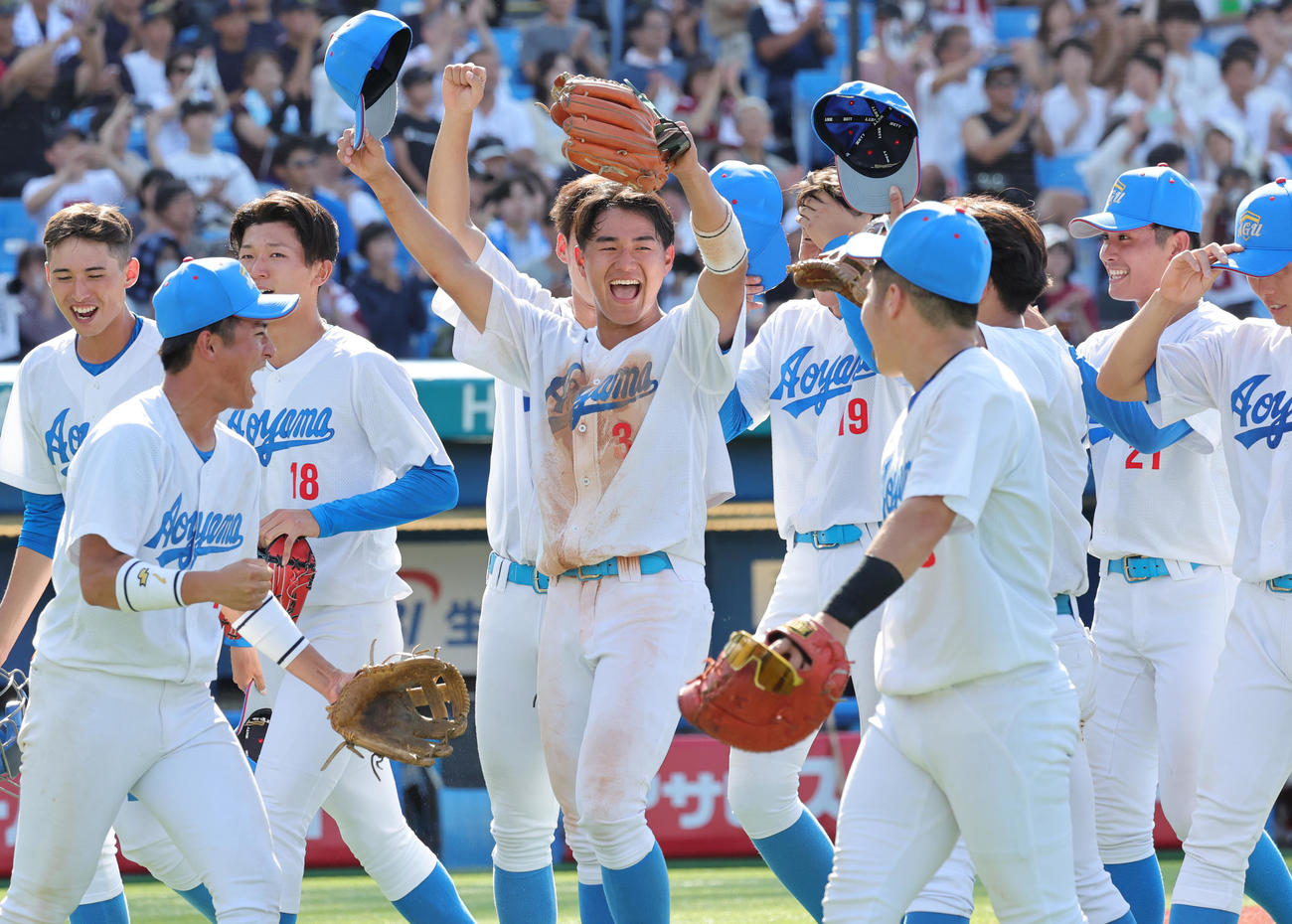 青学大対早大　優勝し喜ぶ西川（中央）ら青学大の選手たち（撮影・野上伸悟）
