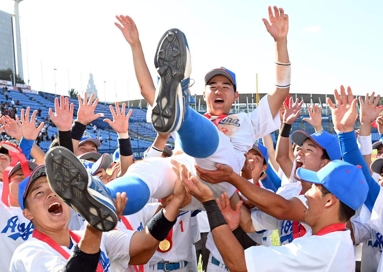 青学大対早大　優勝を飾り胴上げされる青学大・西川（撮影・たえ見朱実）