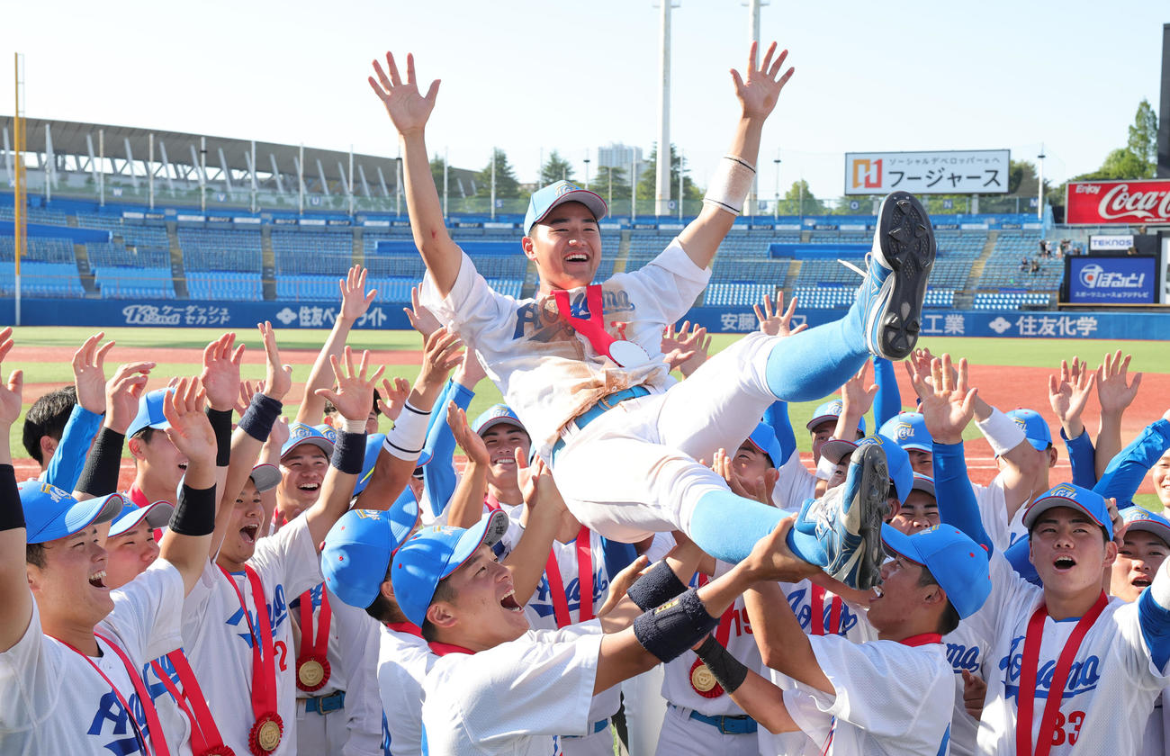 青学大対早大　優勝し胴上げされる青学大・西川（撮影・野上伸悟）