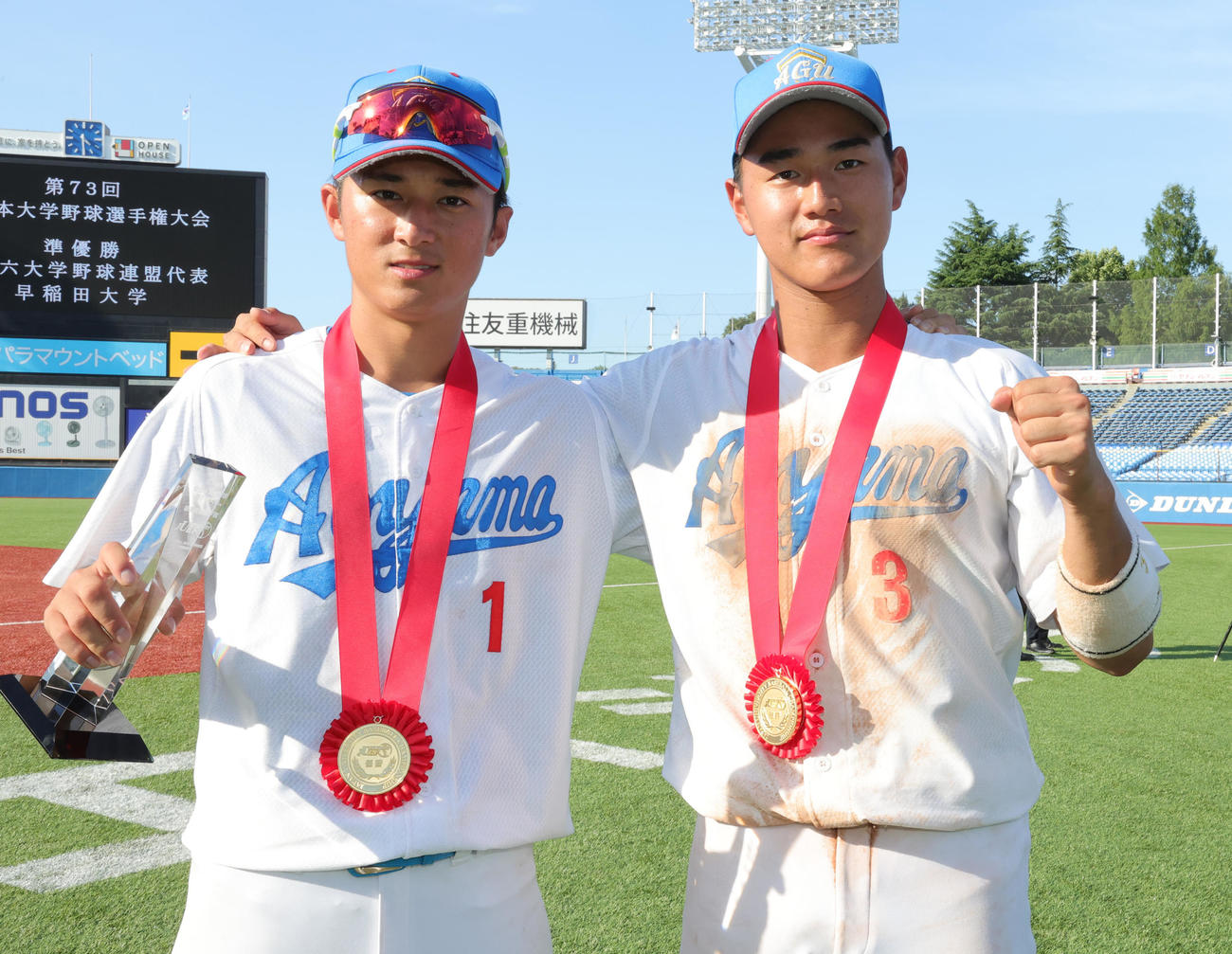 青学大対早大　優勝し喜ぶ青学大・佐々木主将（左）と西川（撮影・野上伸悟）
