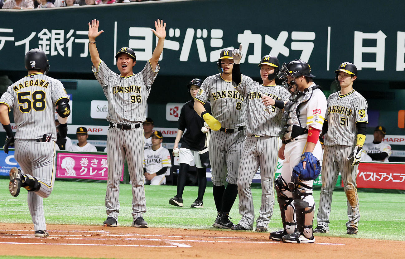 ソフトバンク対阪神　1回表阪神1死満塁、右越え満塁本塁打を放った前川（左端）を迎える左から筒井コーチ、佐藤輝、渡辺、ひとりおいて中野（撮影・加藤哉）