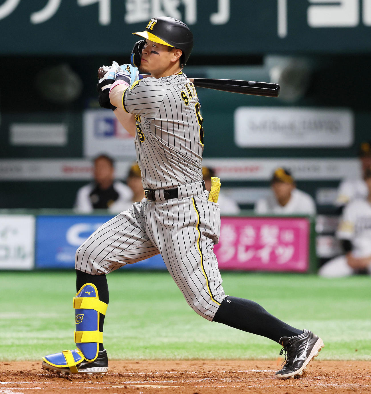 ソフトバンク対阪神　3回表阪神2死、佐藤輝は左中間へ二塁打を放つ（撮影・加藤哉）