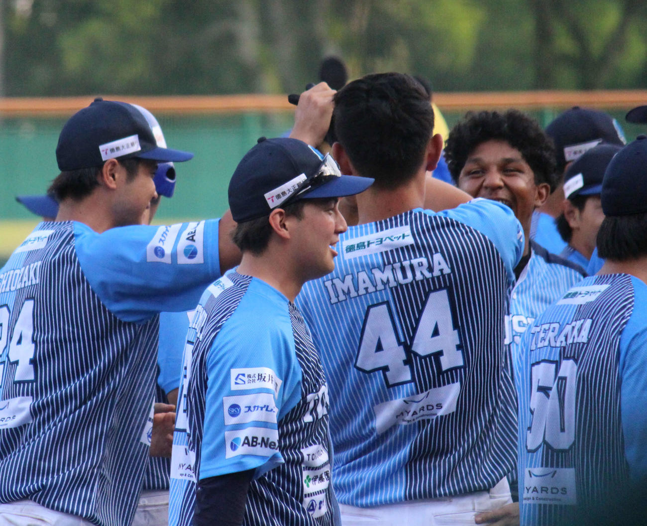 四国IL・徳島の今村（背番号44）は9回裏、徳島OBの阪神ドラフト2位椎葉から逆転サヨナラ3ランを放って歓喜（撮影・佐井陽介）