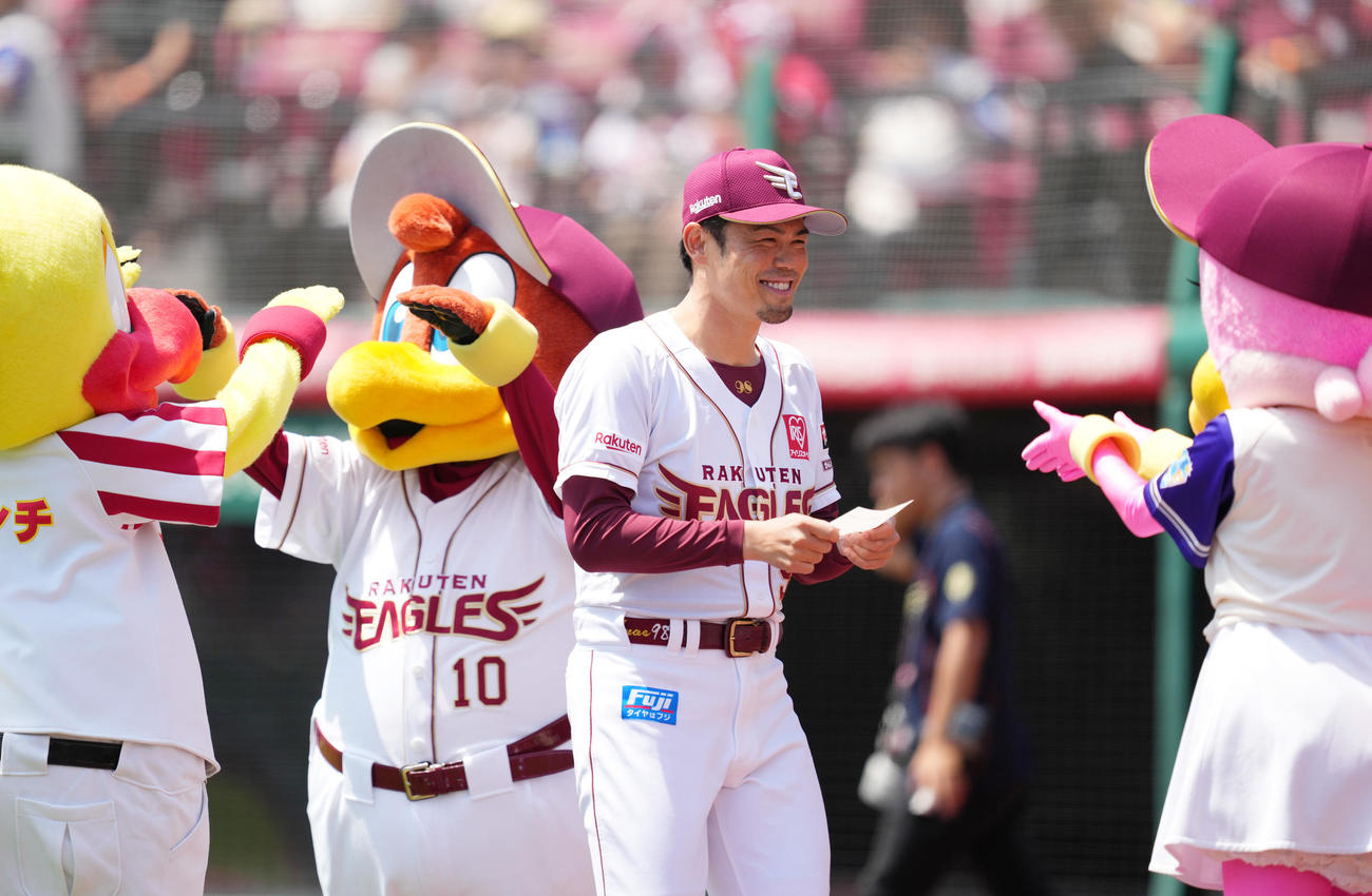 楽天対広島　試合前、メンバー表の交換をし、笑顔でベンチに戻る楽天今江監督（中央）（撮影・菅敏）