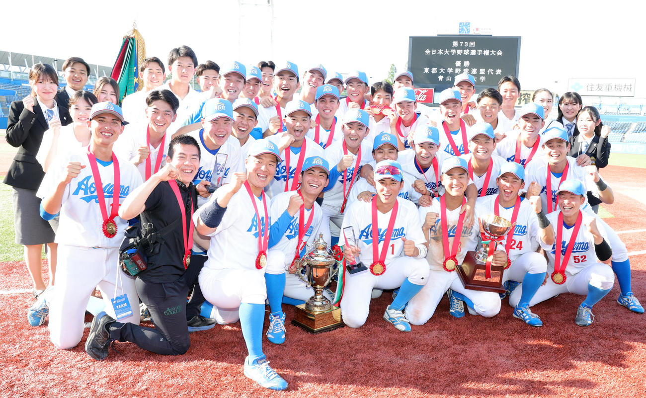 青学大対早大　優勝し喜ぶ青学大の選手たち（撮影・野上伸悟）