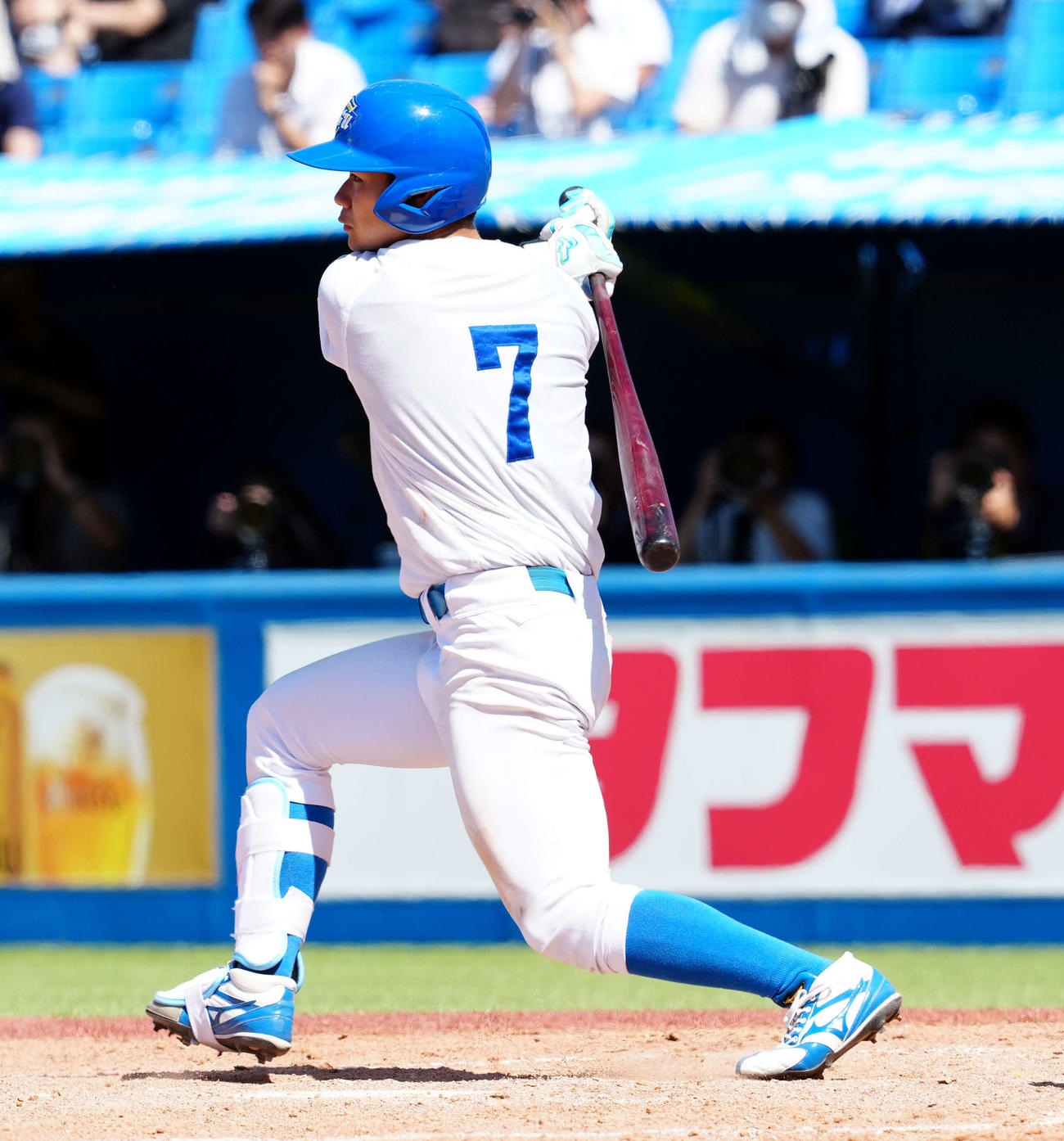 青学大対早大　5回表青学大2死三塁、中前に勝ち越しの適時打を放つ藤原（撮影・たえ見朱実）