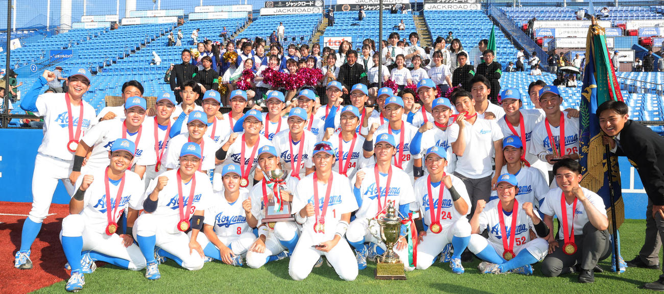 青学大対早大　優勝し喜ぶ青学大の選手たち（撮影・野上伸悟）