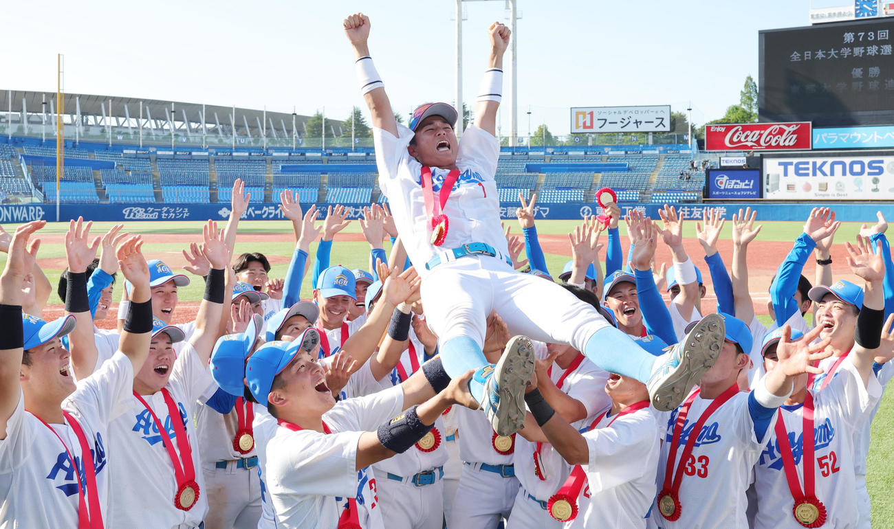 青学大対早大　優勝し胴上げされる青学大・佐々木主将（撮影・野上伸悟）