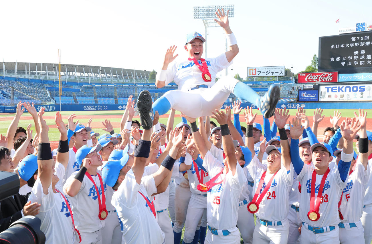 青学大対早大　優勝し胴上げされる首位打者賞の青学大・中田（撮影・野上伸悟）
