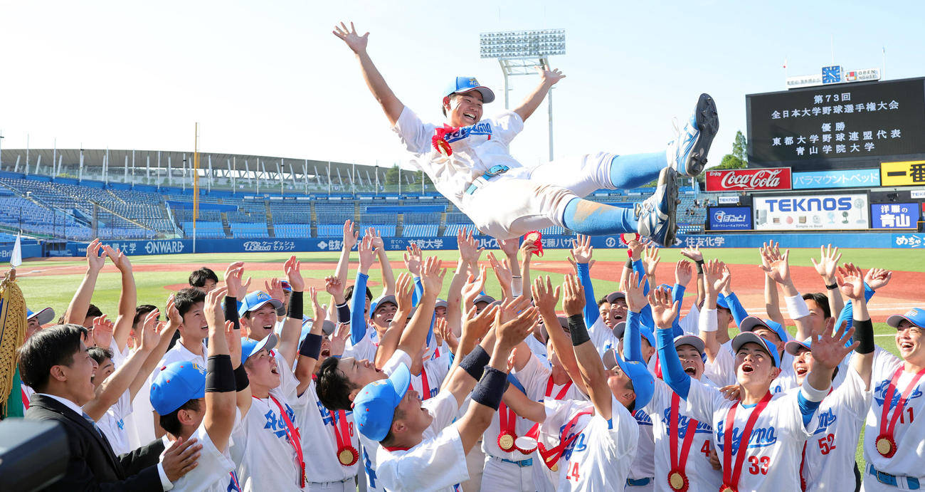 青学大対早大　優勝し胴上げされる青学大・藤原（撮影・野上伸悟）